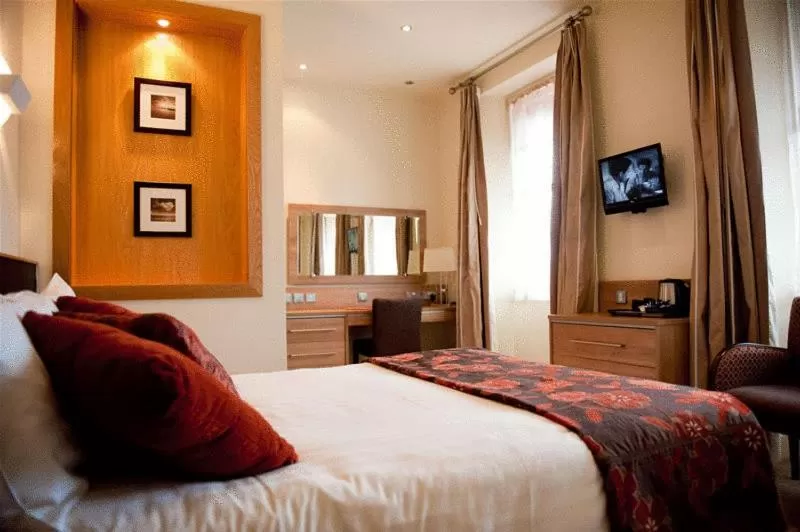 Seating area, Bed in Strangford Arms Hotel