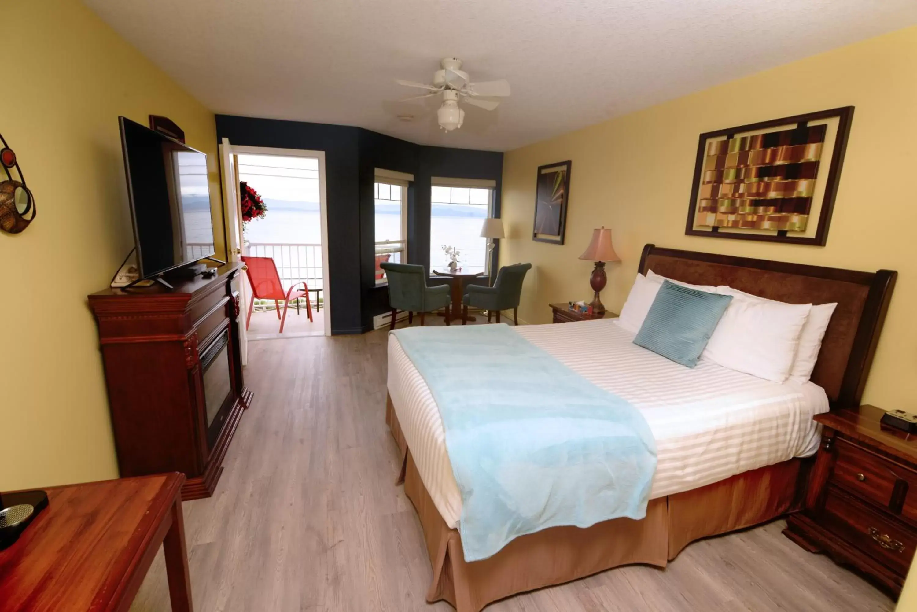 One Queen with Kitchenette OCEAN VIEW and PRIVATE BALCONY in Casa Grande Inn One Queen with Kitchenette OCEAN VIEW and PRIVATE BALCONY in Casa Grande Inn