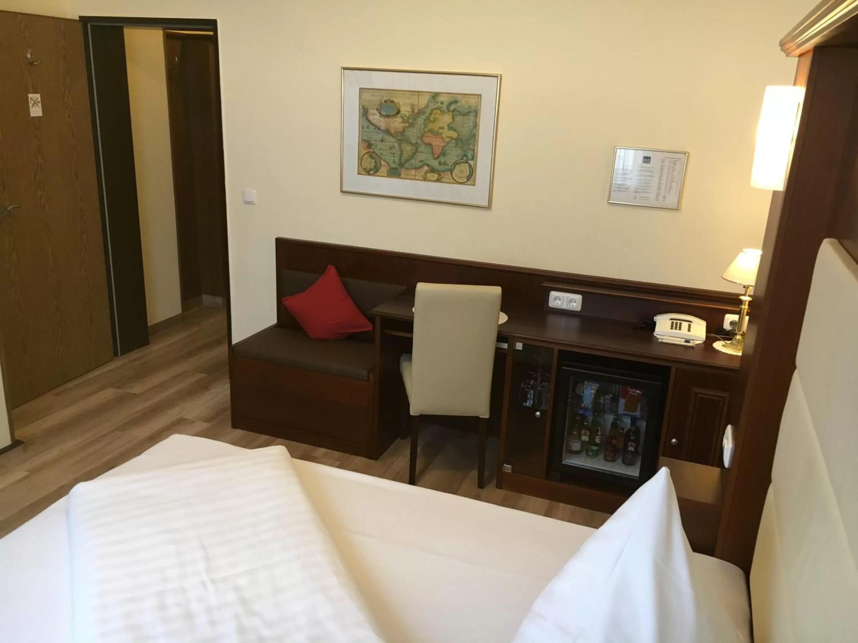 Photo of the whole room, Bed in Klassik Hotel am Tor