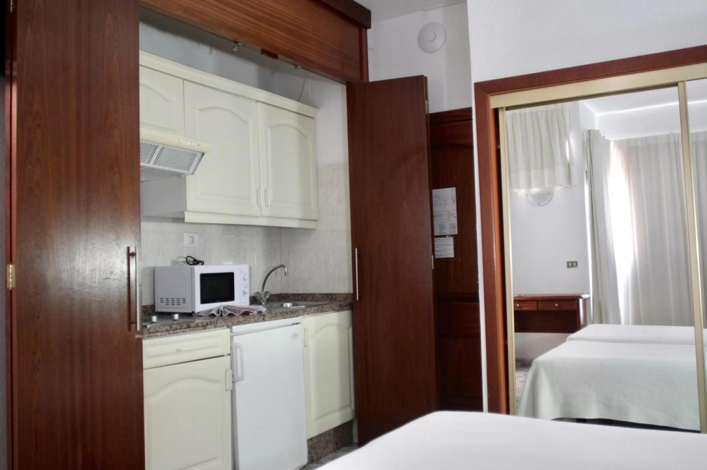 Kitchen or kitchenette, Bed in Hotel Tropical