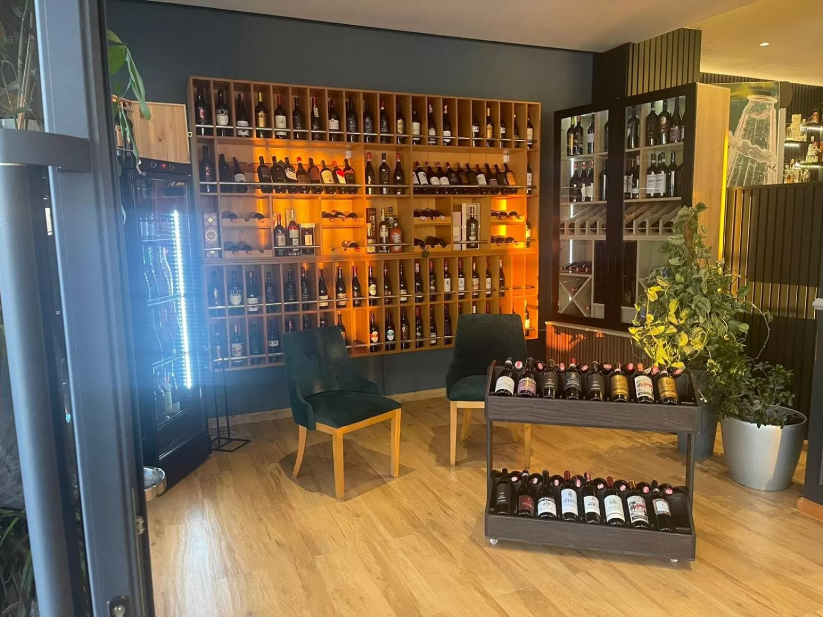 Restaurant/places to eat, Lounge/Bar in Blue Bay