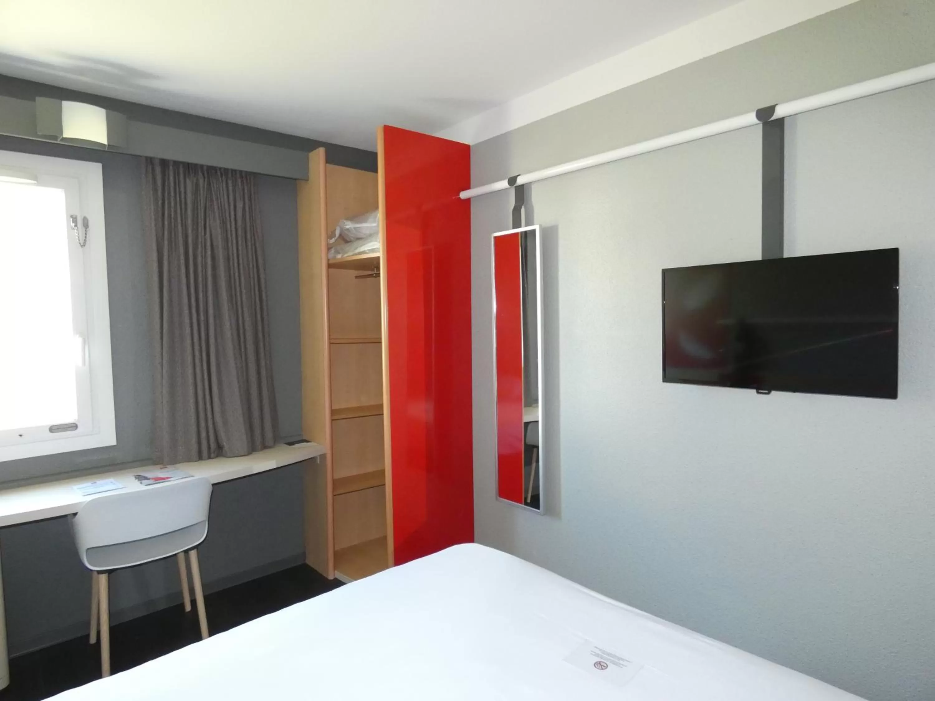 Bedroom, Bed in ibis Saintes