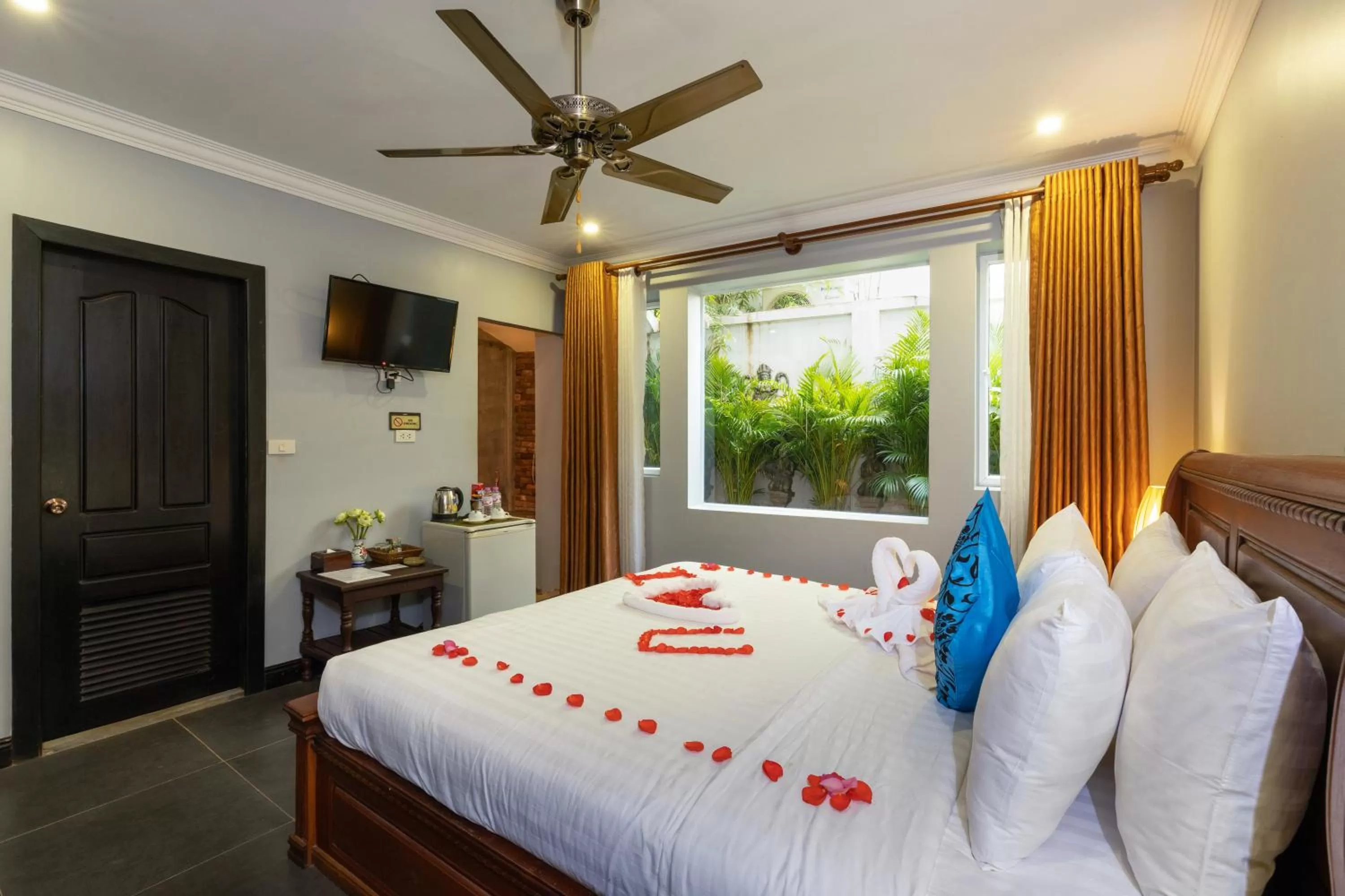 Photo of the whole room, Bed in The Five Senses Boutique Hotel