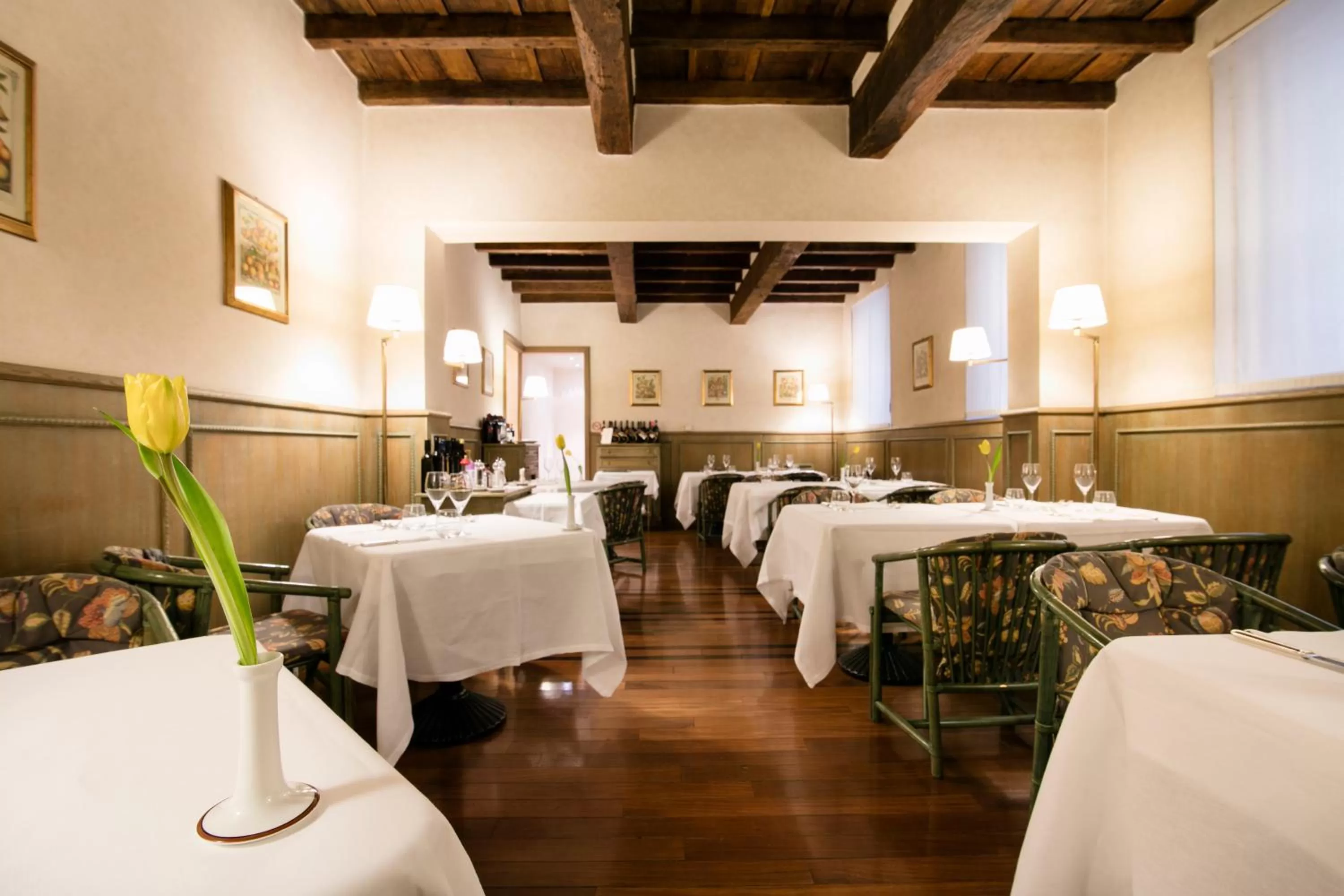 Restaurant/places to eat in Albergo Delle Notarie