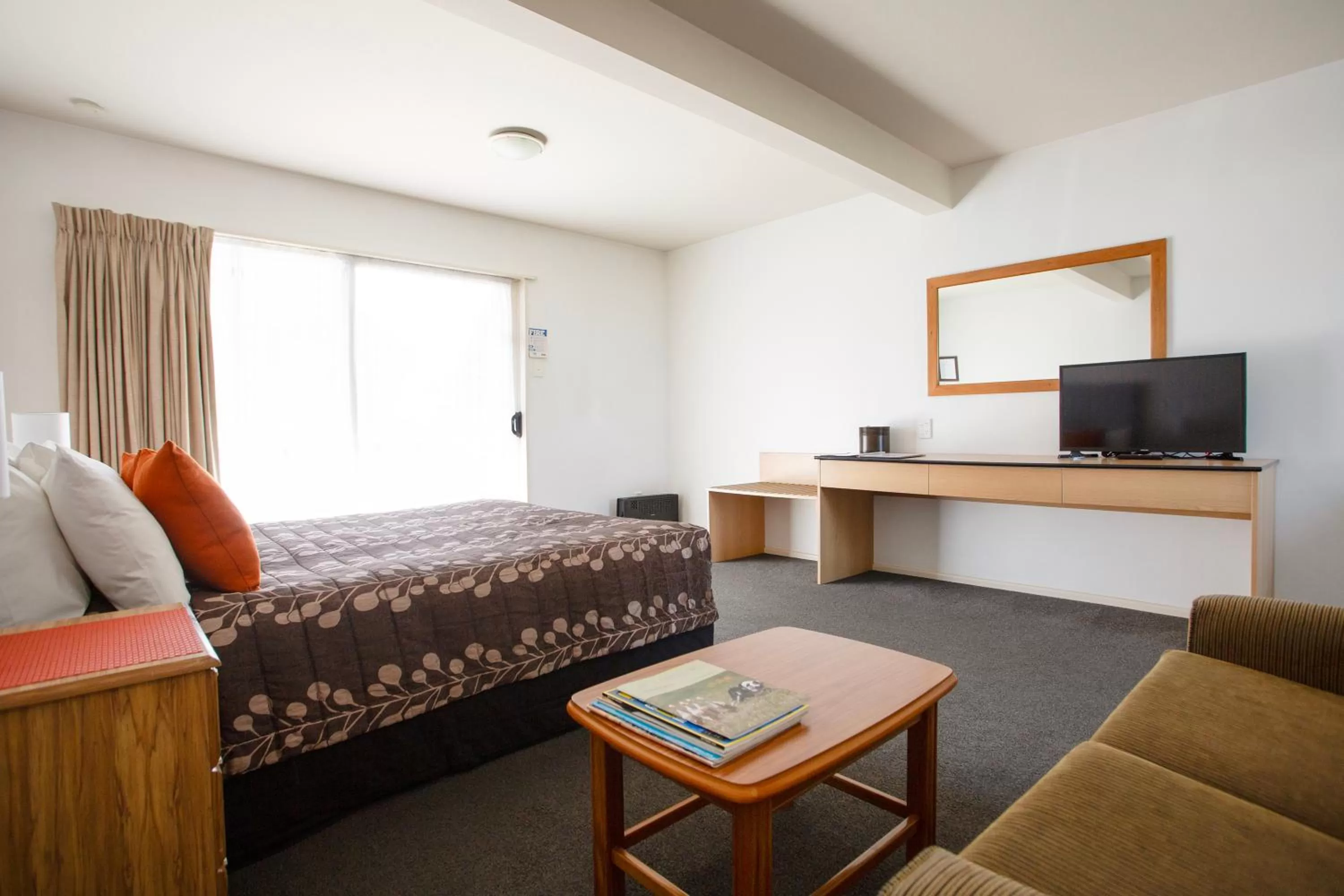 Communal lounge/ TV room in Casino Court Motor Lodge