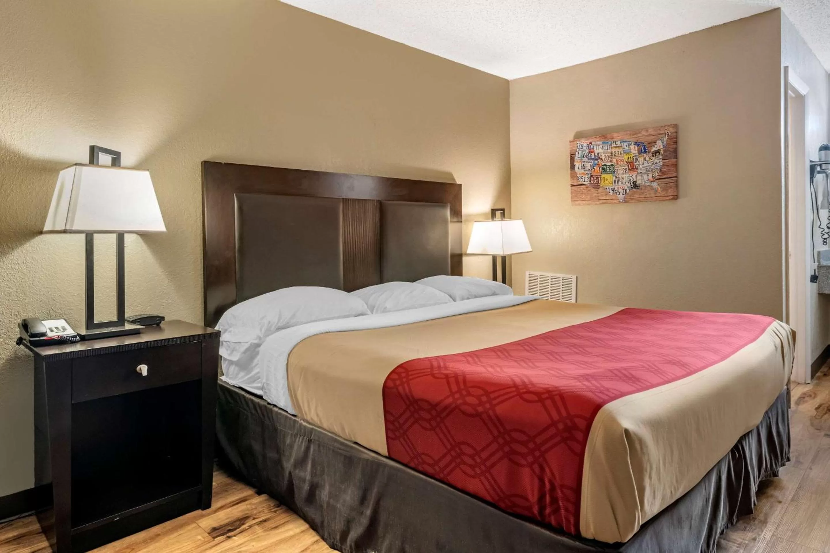 Photo of the whole room, Bed in Econo Lodge Sebring