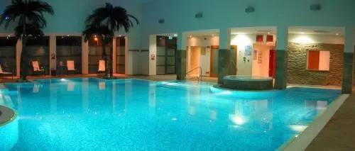 Swimming pool in Burton Hotel
