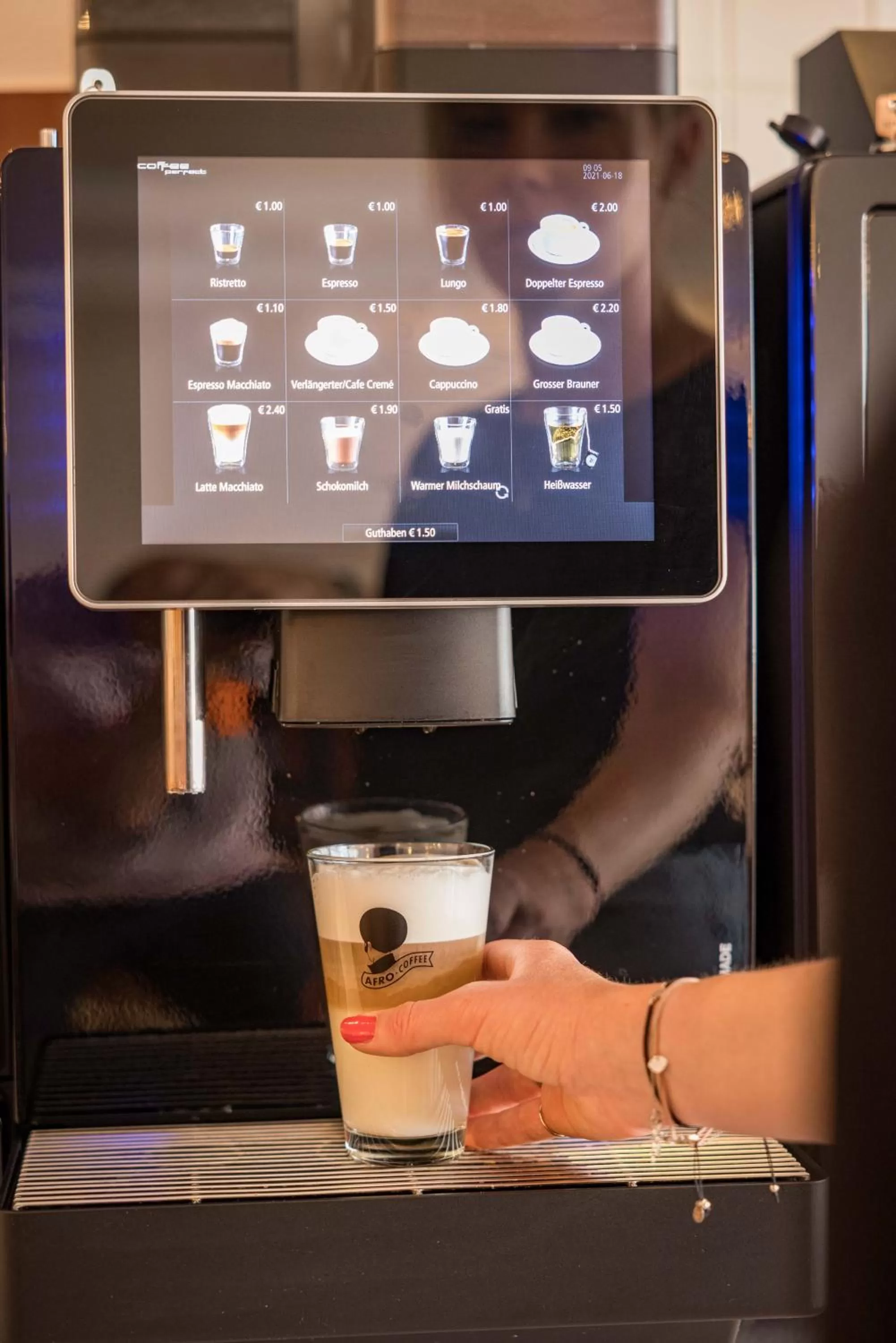 Lounge or bar, TV/Entertainment Center in On The Way 24 - Sauna & Golfsimulator inklusive