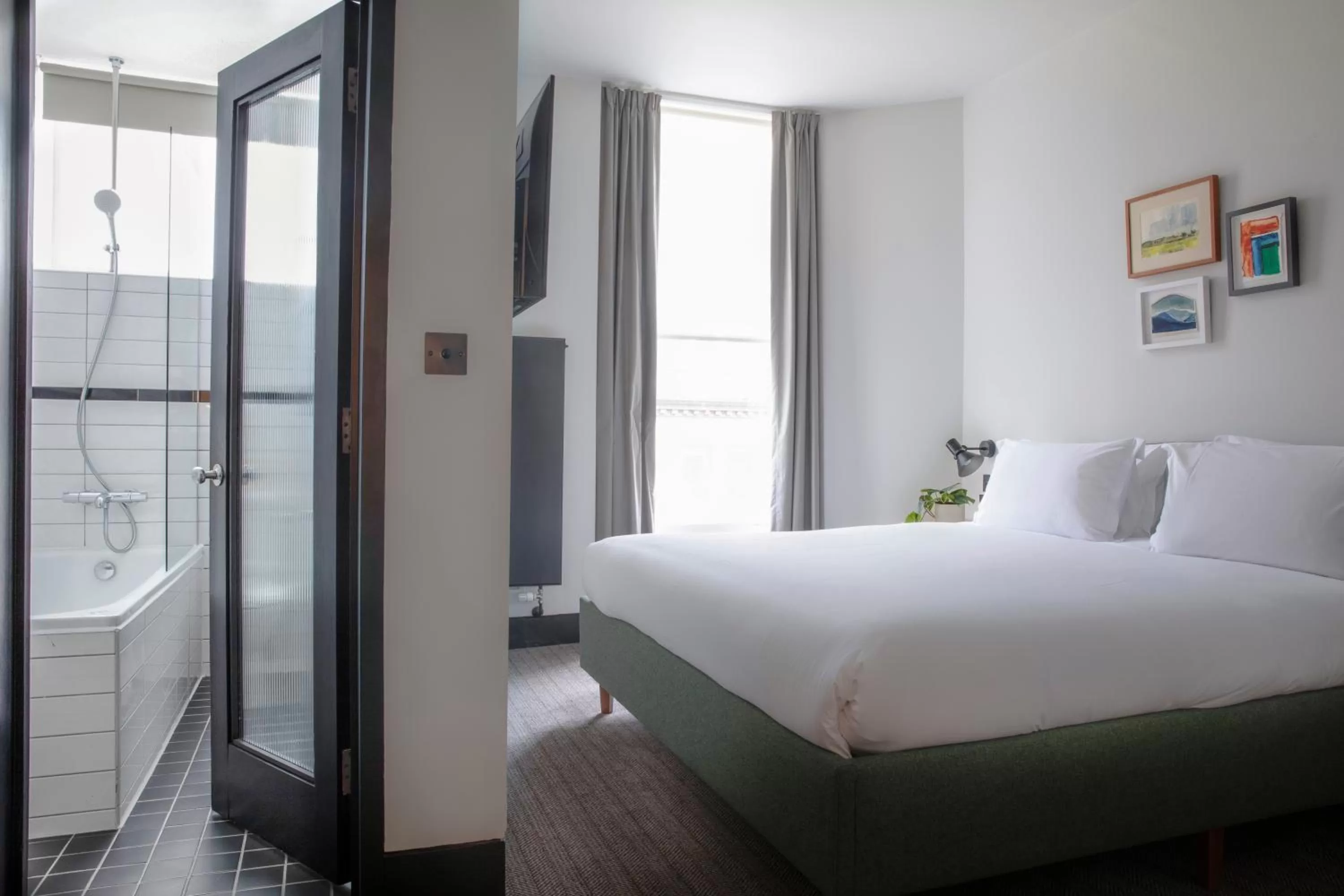 Bedroom, Bed in Bedford Corner Hotel