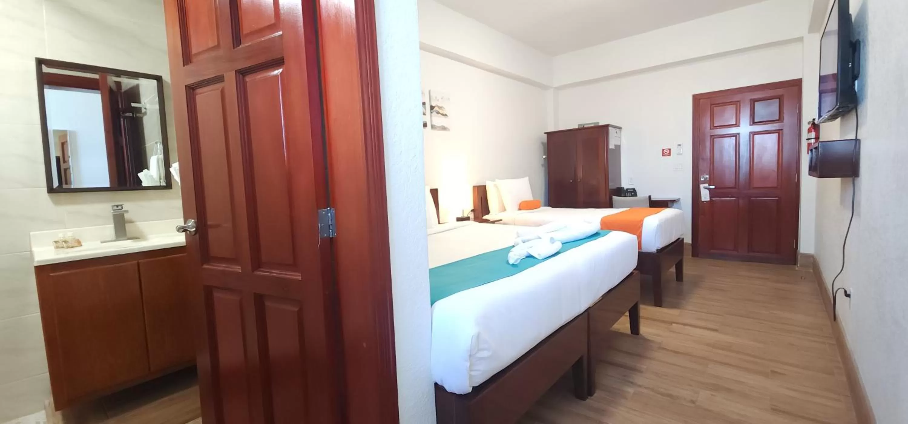 Bed in Voyager Sun & Reef Hotel