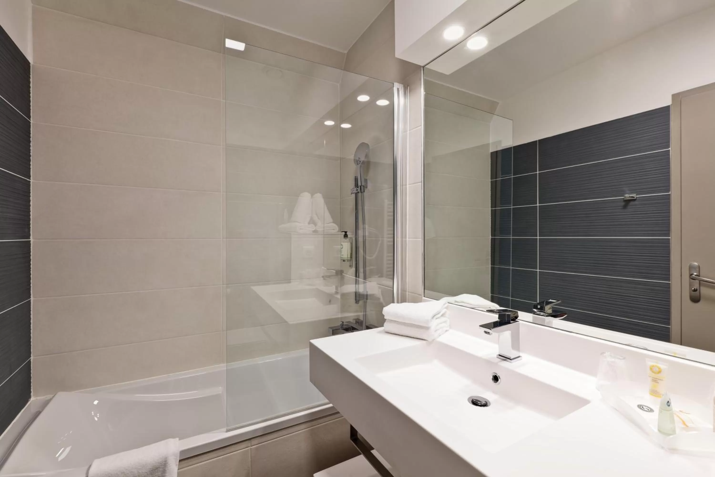 Bathroom in Best Western Crequi Lyon Part Dieu