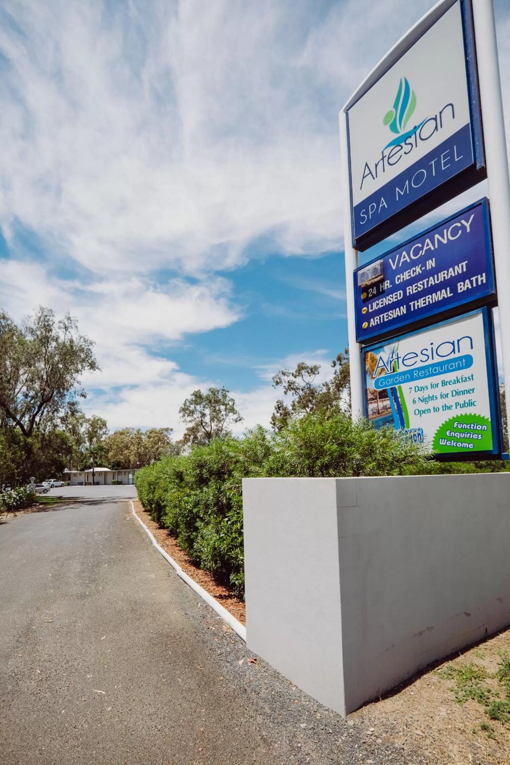 Facade/entrance in Artesian Spa Motel