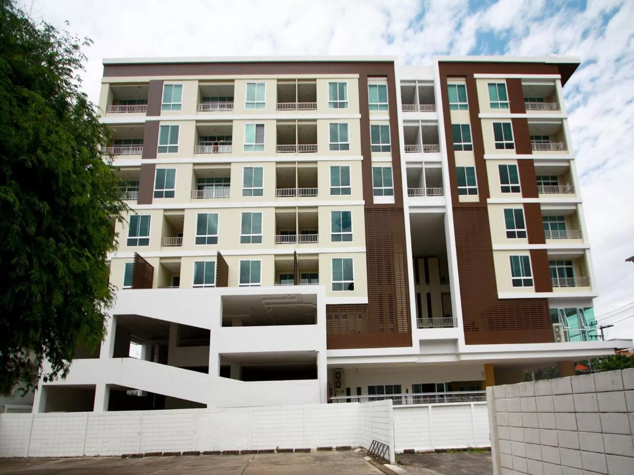 Facade/entrance in The Grand Wipanan Residence