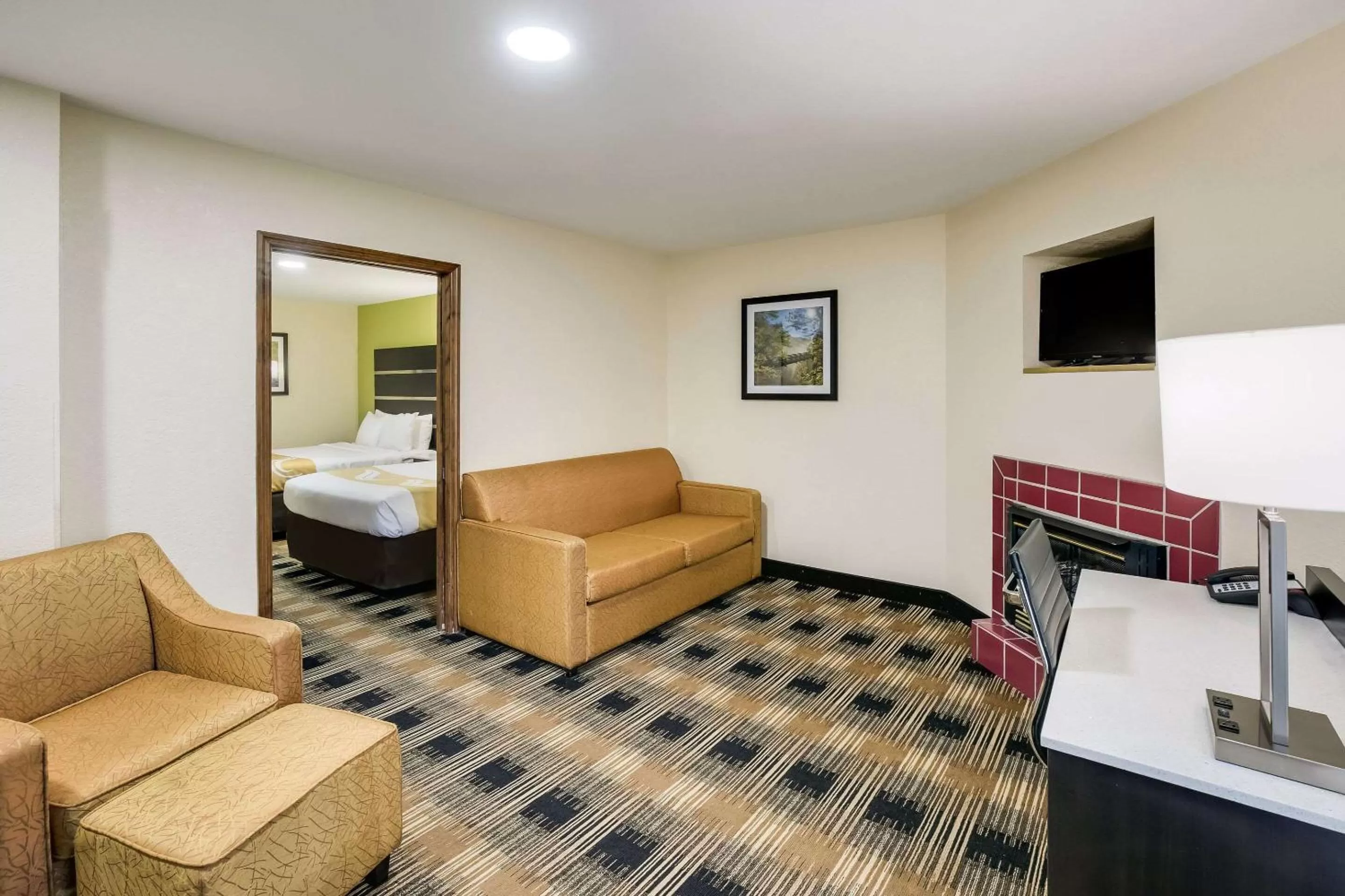 Photo of the whole room, Bed in Quality Inn & Suites Mt Chalet