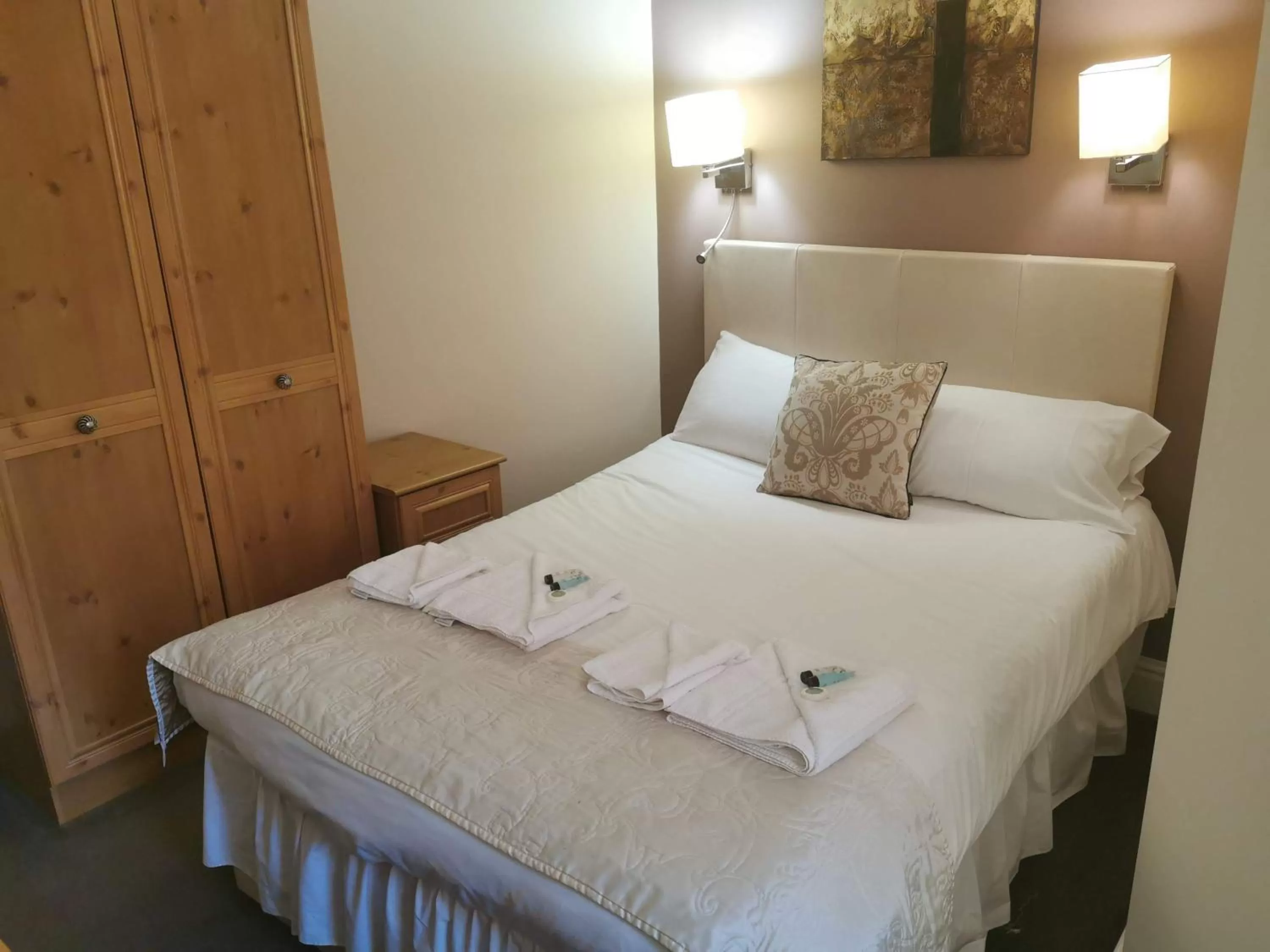 Bed in The Queens Hotel