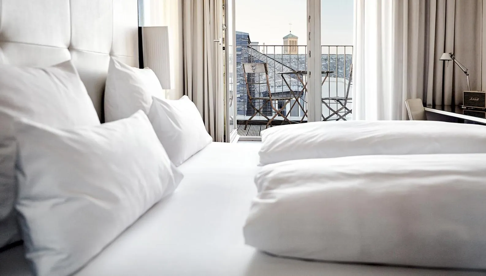Photo of the whole room, Bed in The Pure, Frankfurt, a Member of Design Hotels