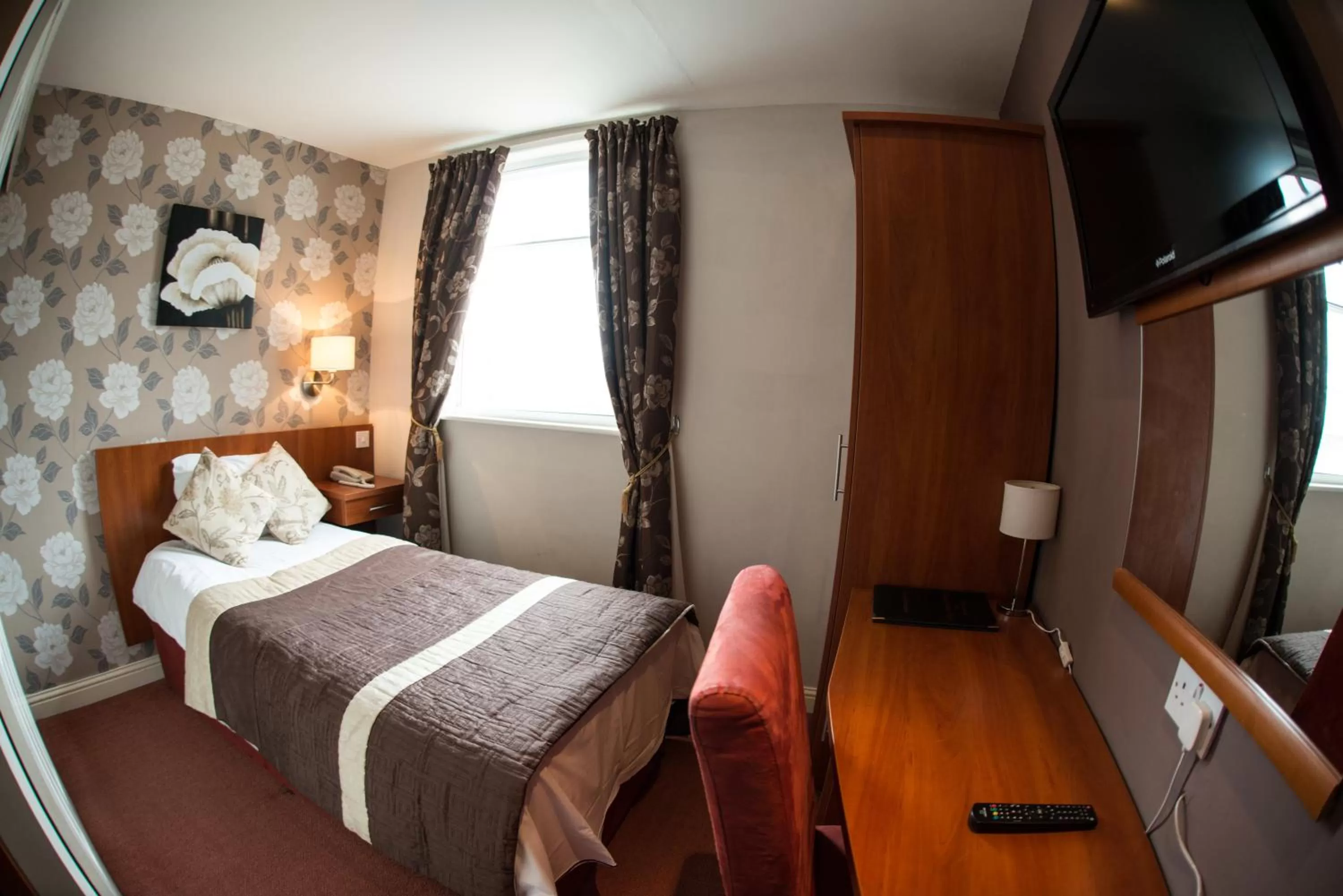 Photo of the whole room, Bed in Thomas James Hotel