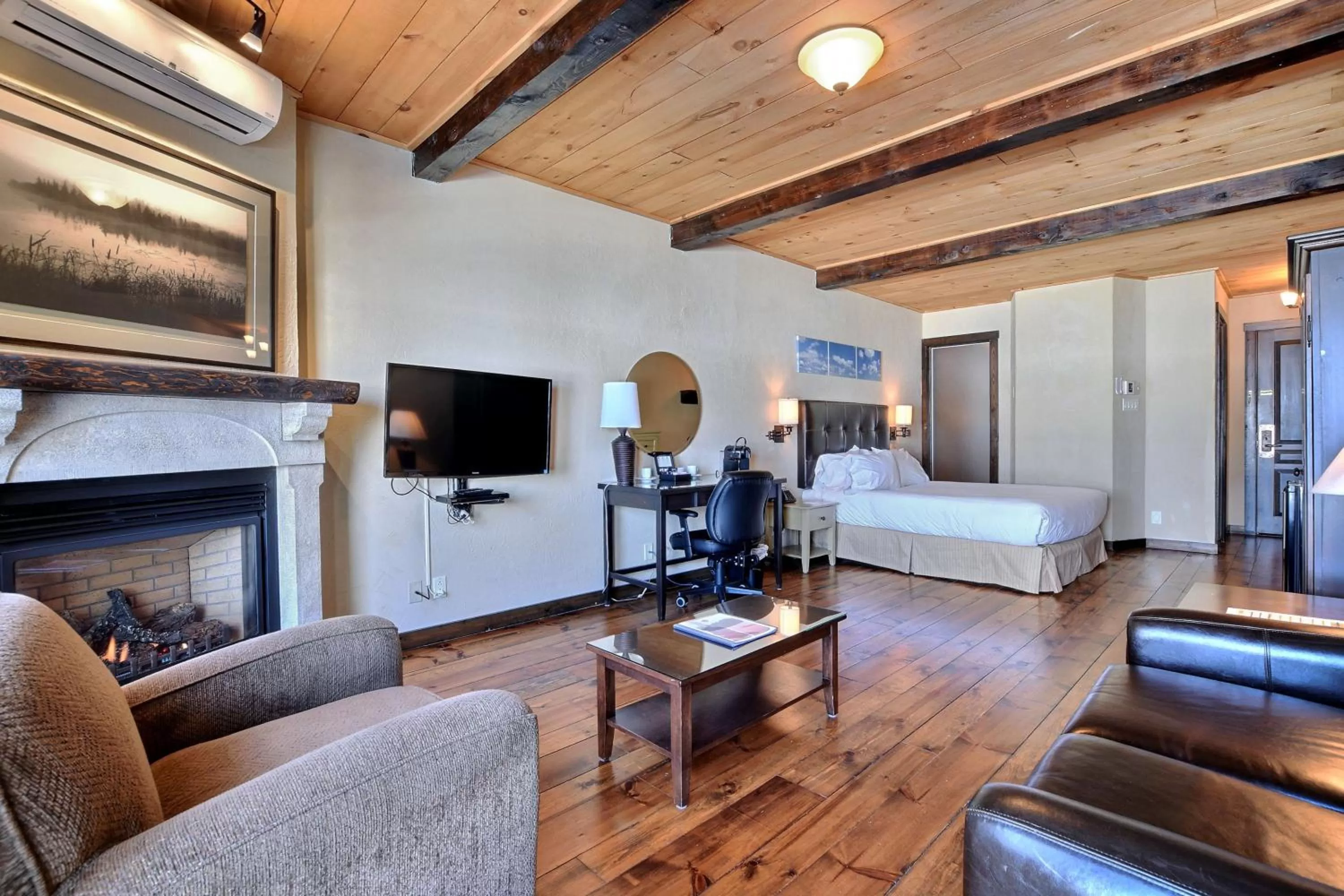 Bed in Les Condos Du Lac Taureau- Rooms & Condos