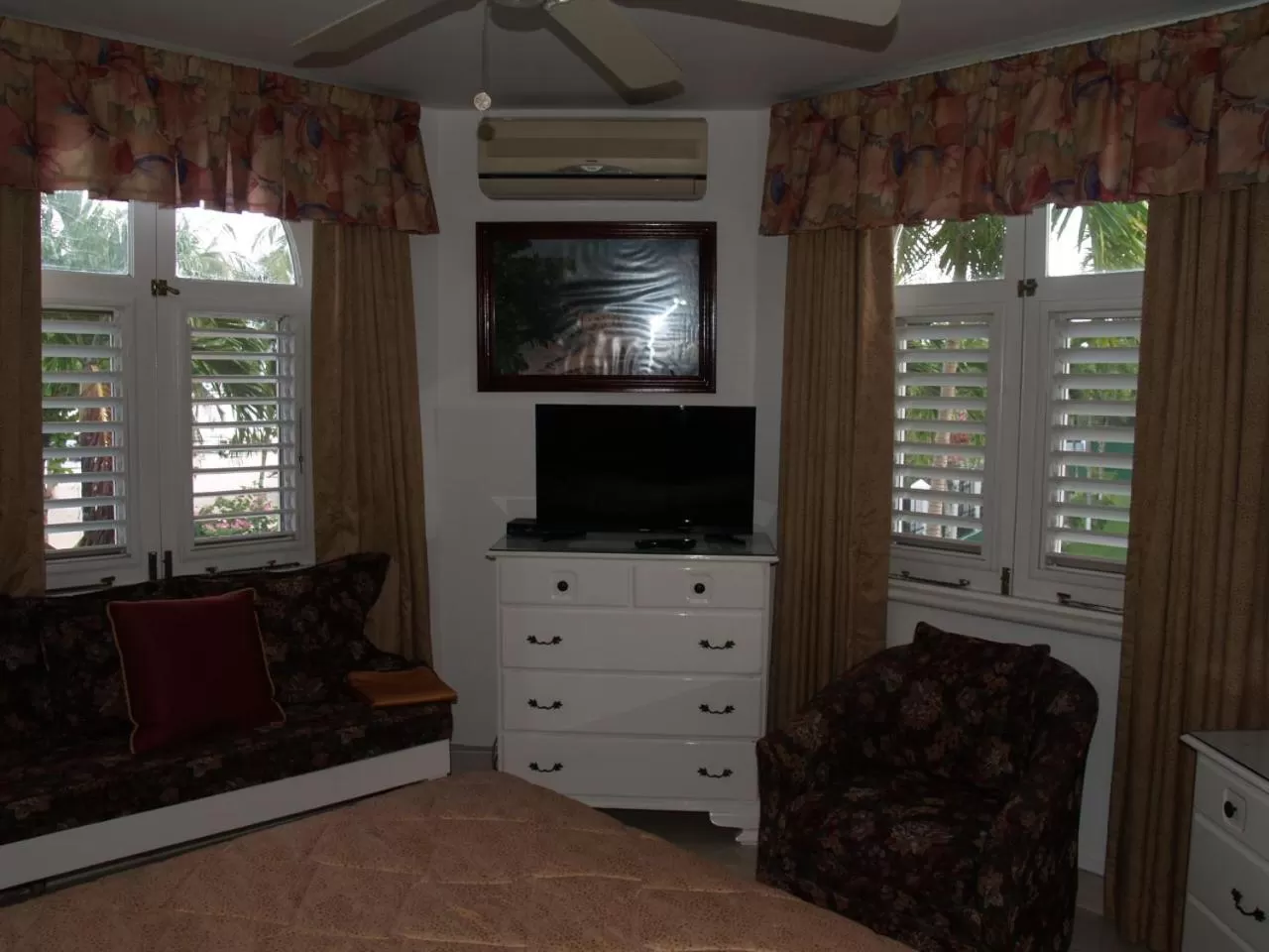 Bed, TV/Entertainment Center in Sandcastles Resort, Ocho Rios