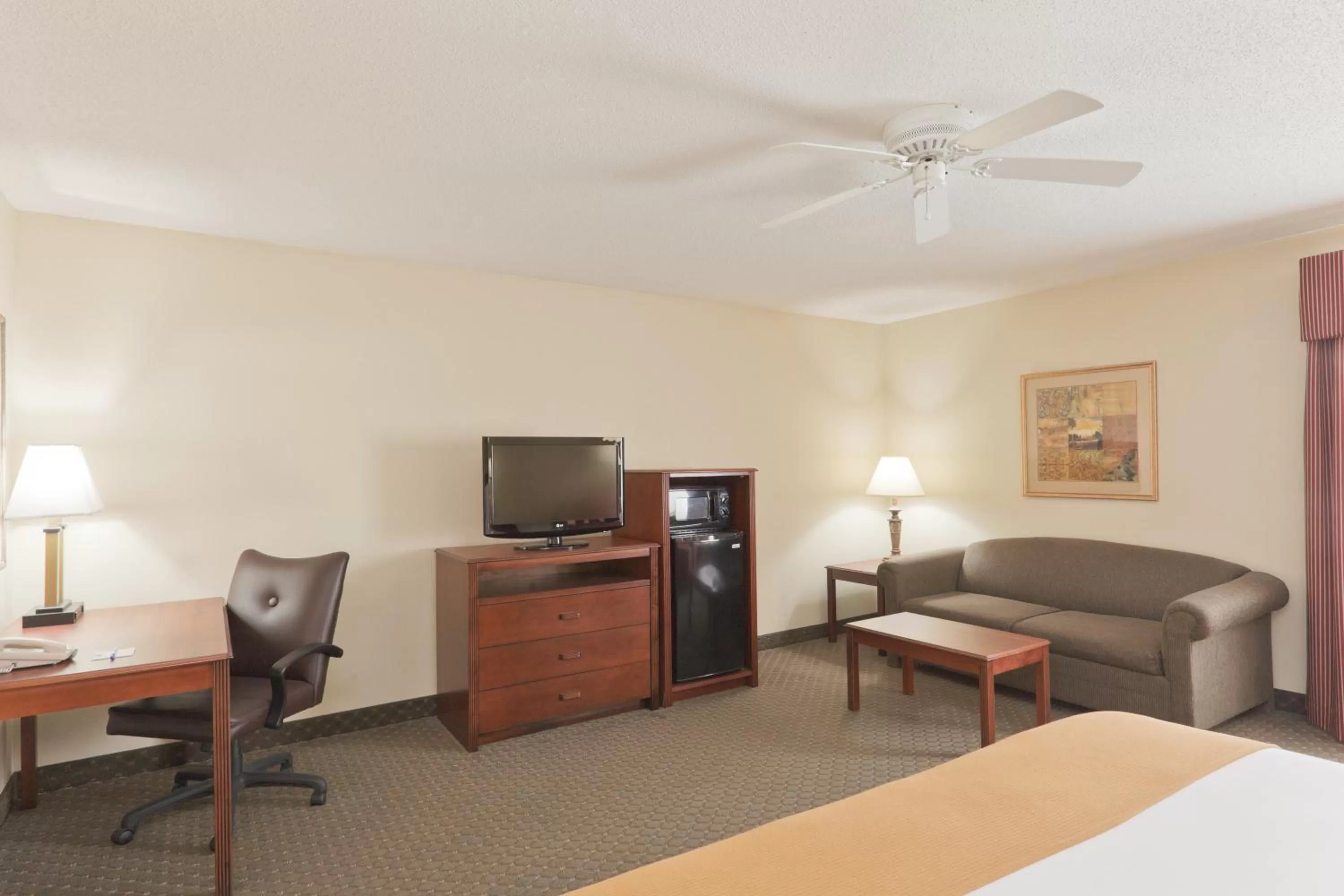 Photo of the whole room in Holiday Inn Express Evansville - West by IHG