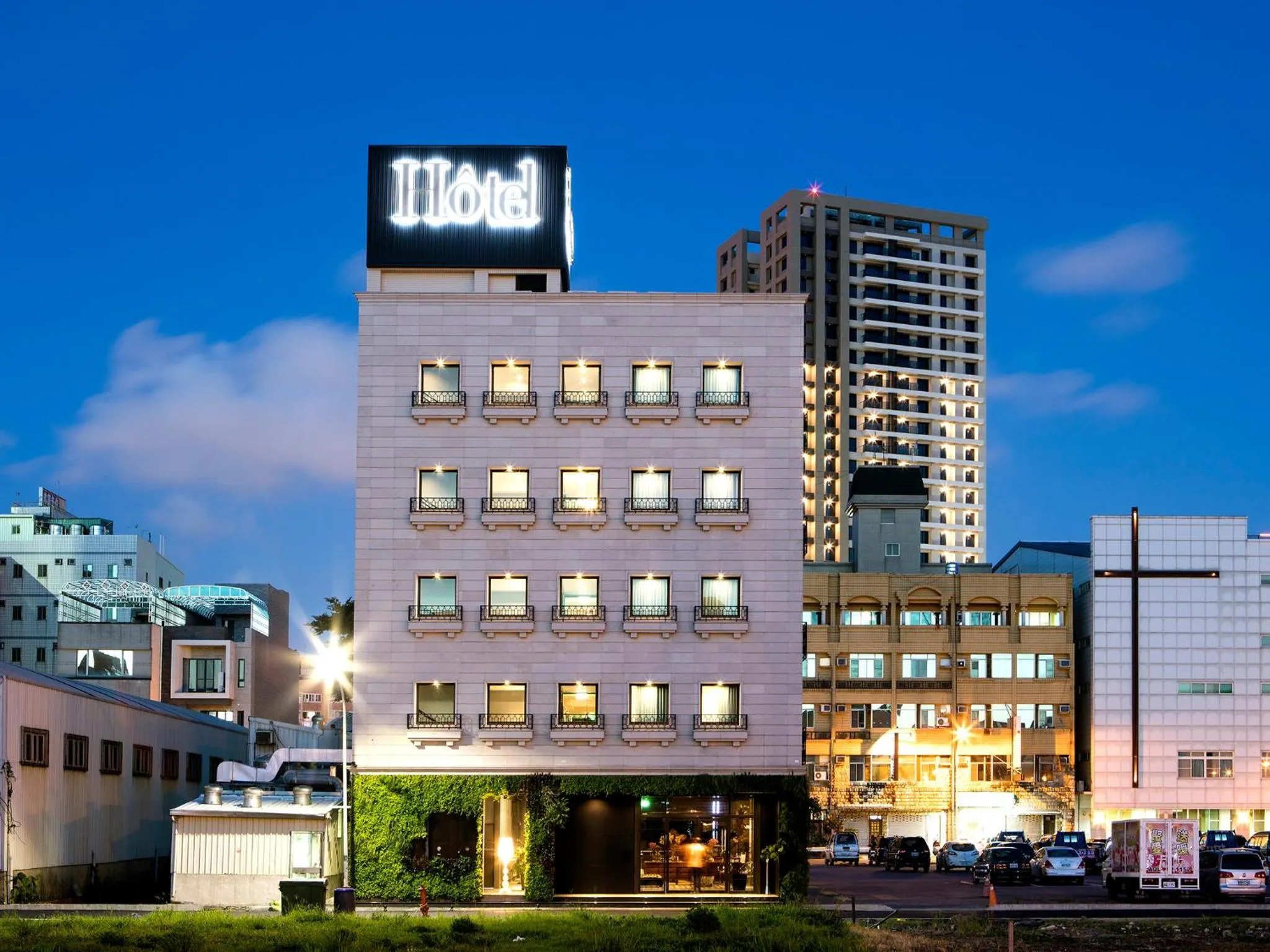 Property building in Hôtel de Ľeau