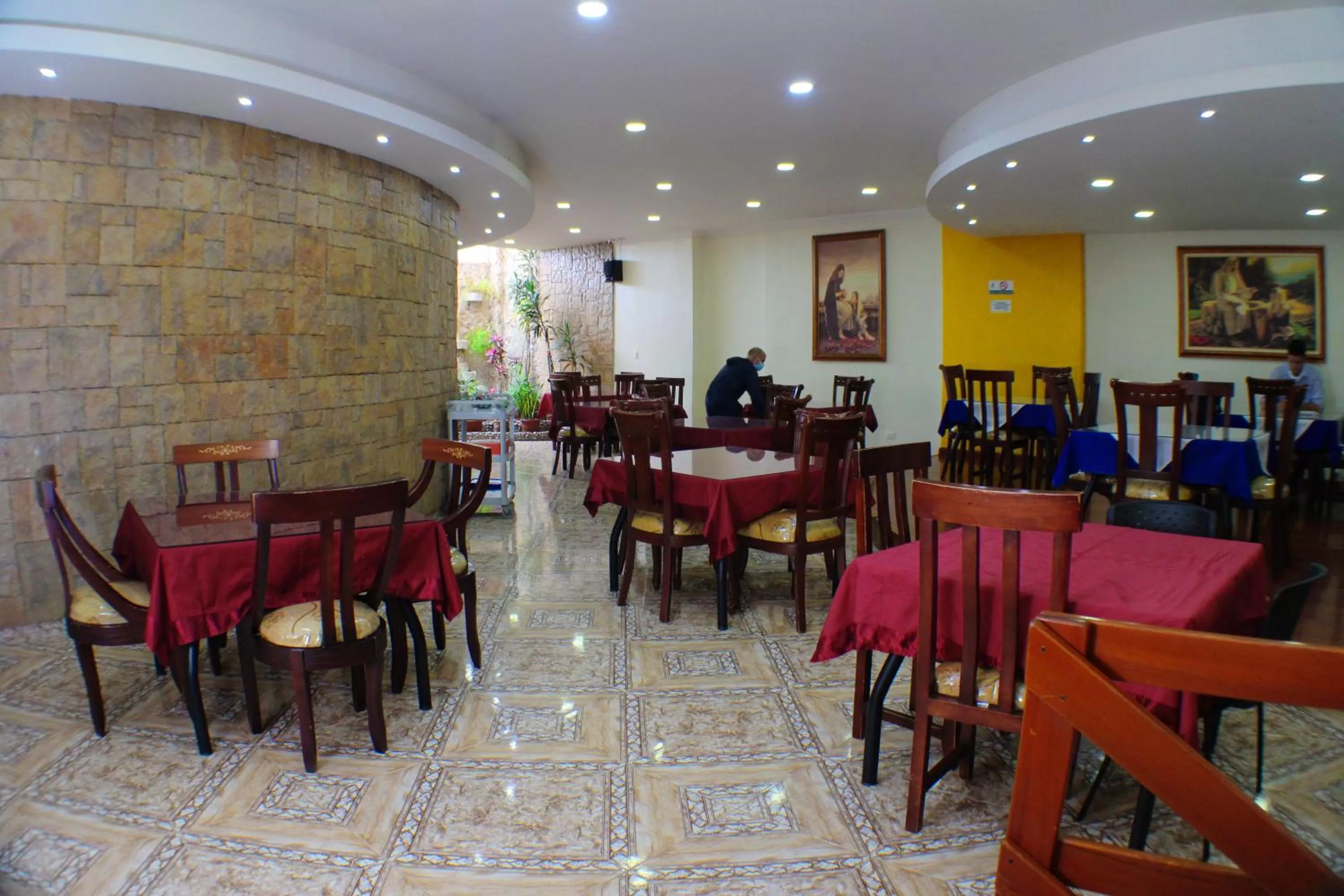 Restaurant/places to eat in Hotel Santa Isabel 2