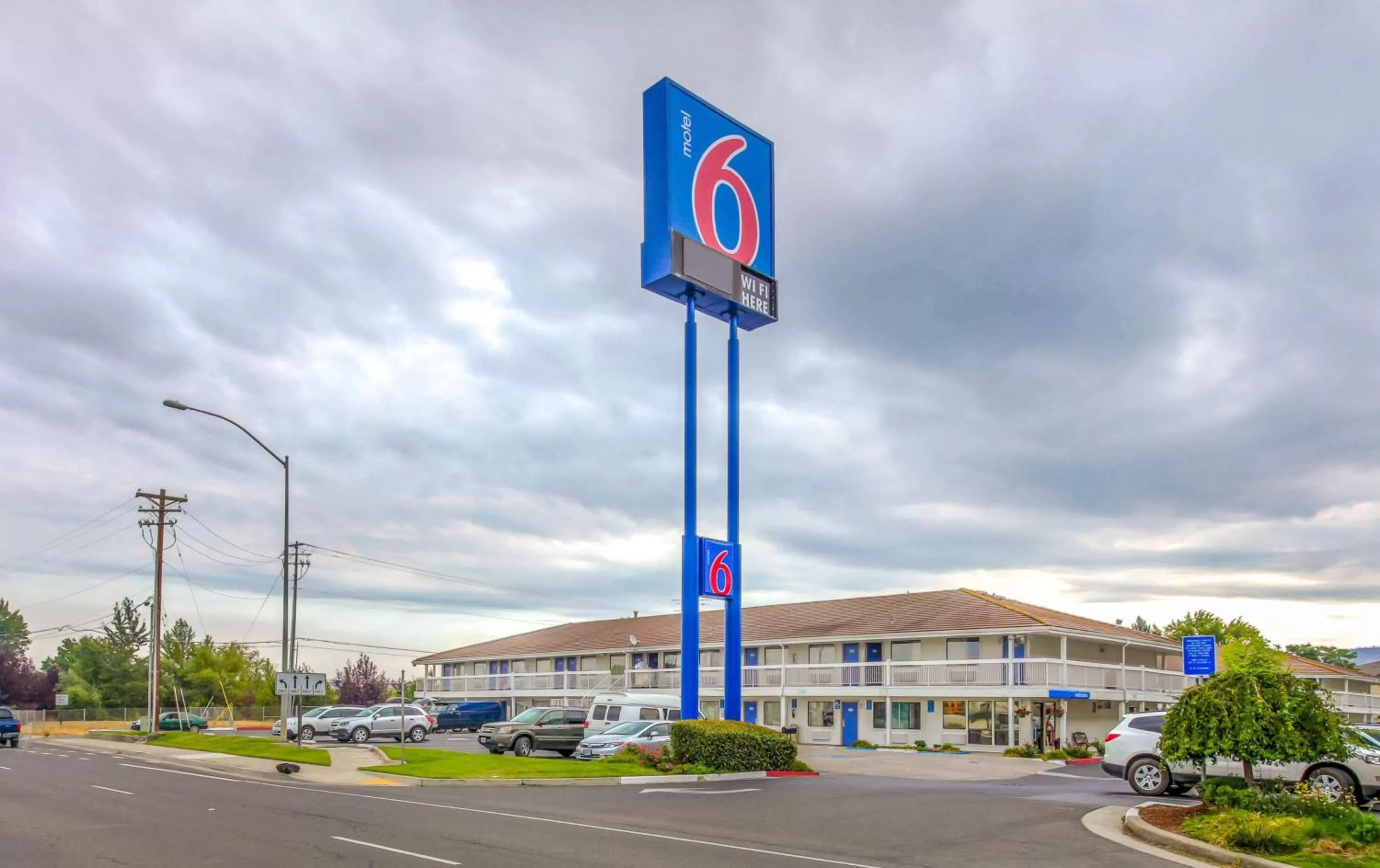 Property building in Motel 6-Medford, OR - North