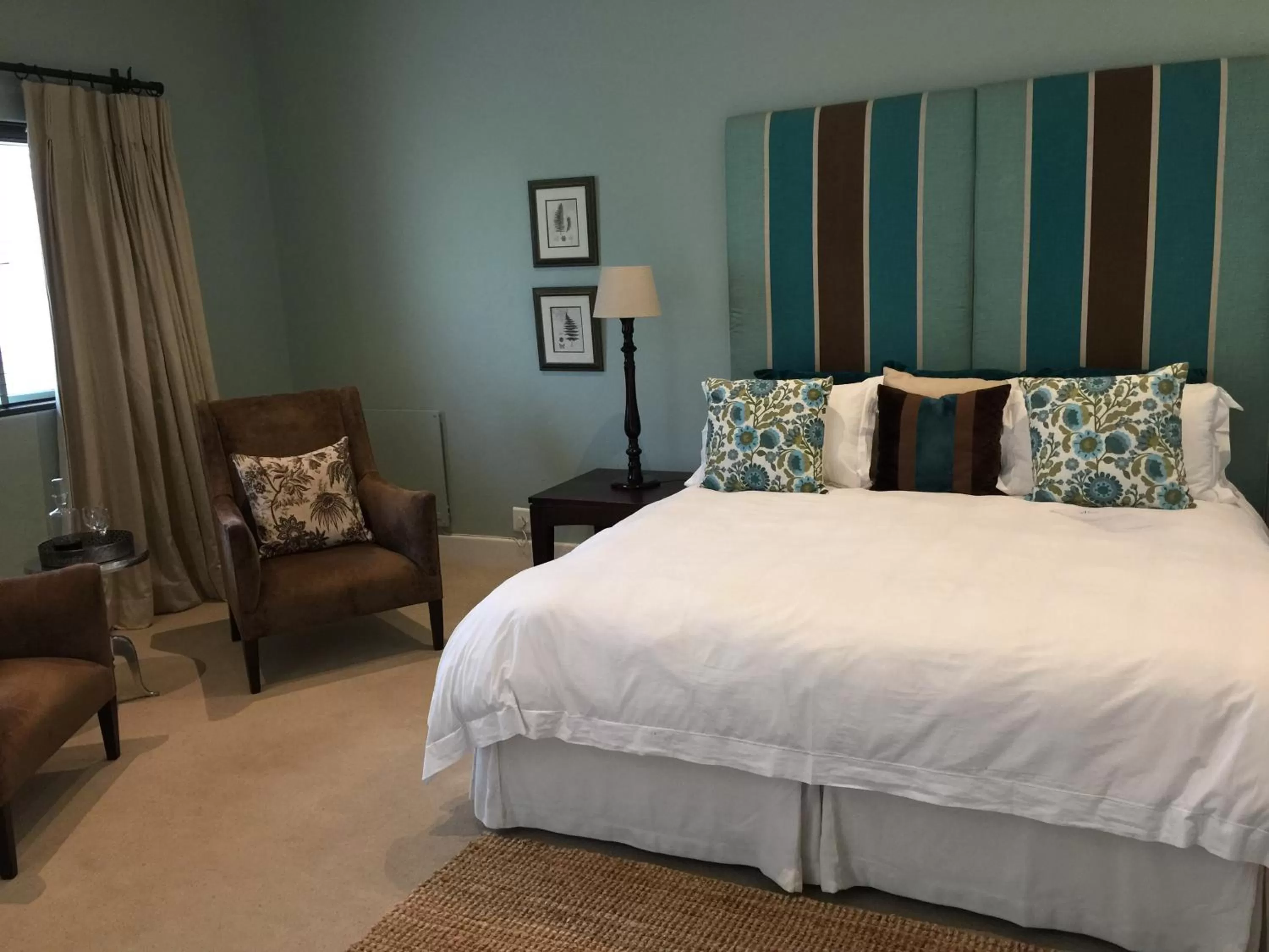 Seating area, Bed in The Parkwood