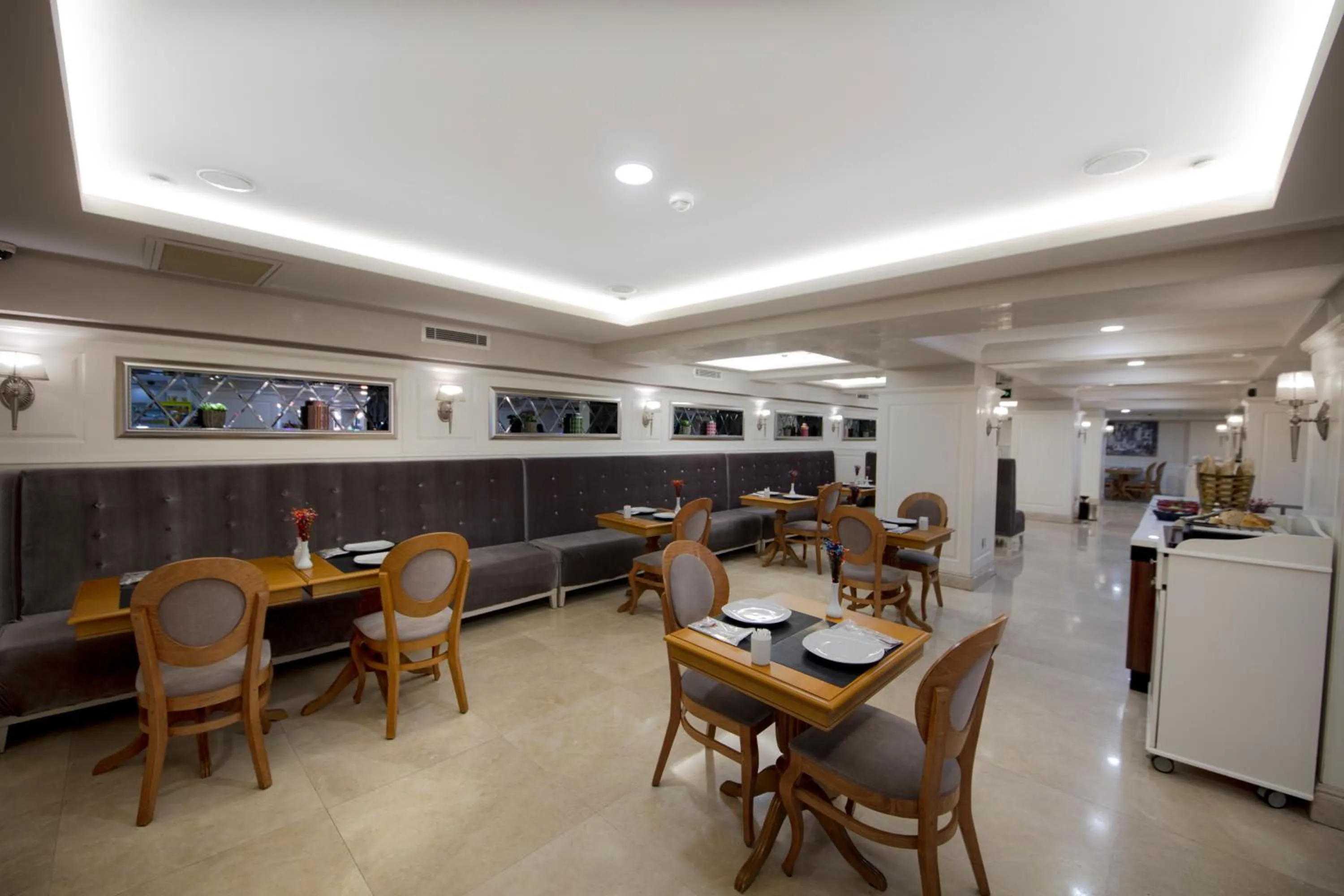 Restaurant/places to eat in Dosso Dossi Hotels Old City