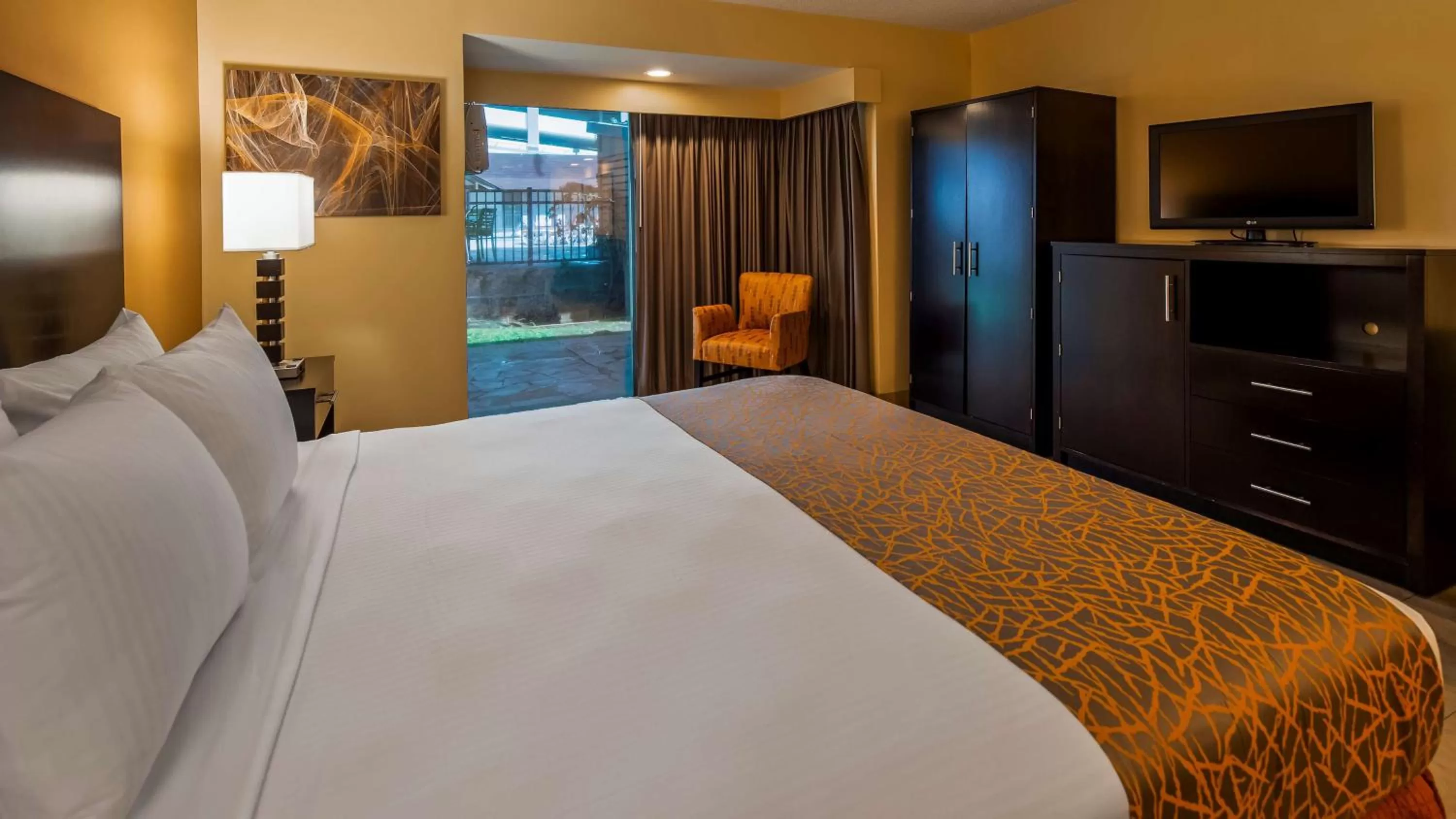 Bedroom, Bed in Best Western The Plaza Hotel Honolulu Airport - Free Breakfast