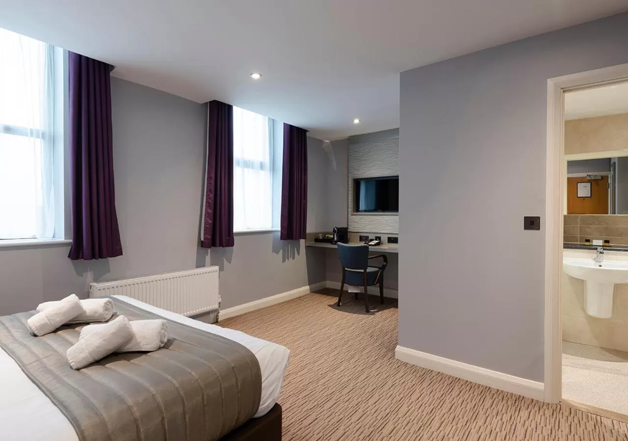 Bed in Hogs Back Hotel & Spa Nr Farnham