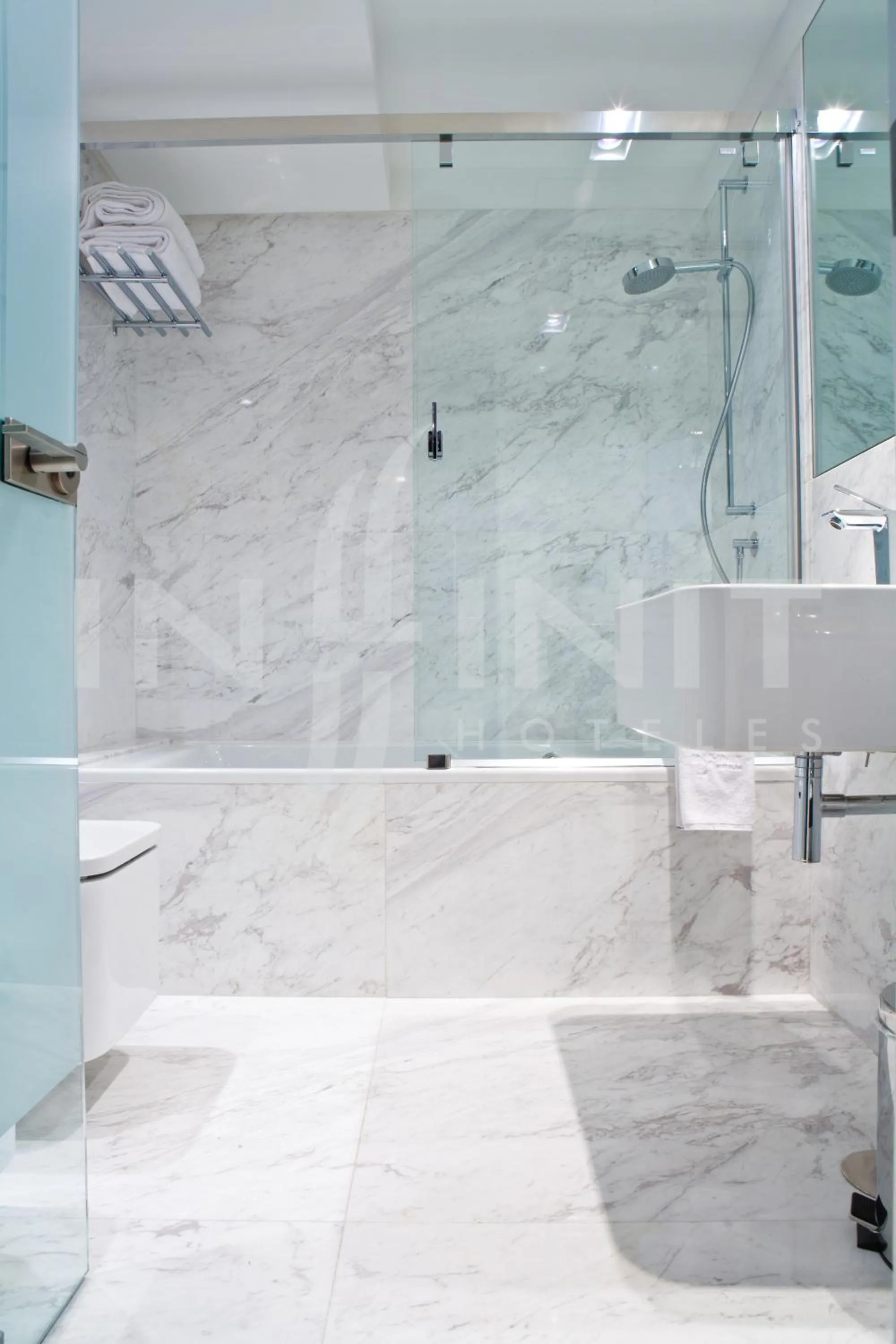 Shower in Hotel Inffinit