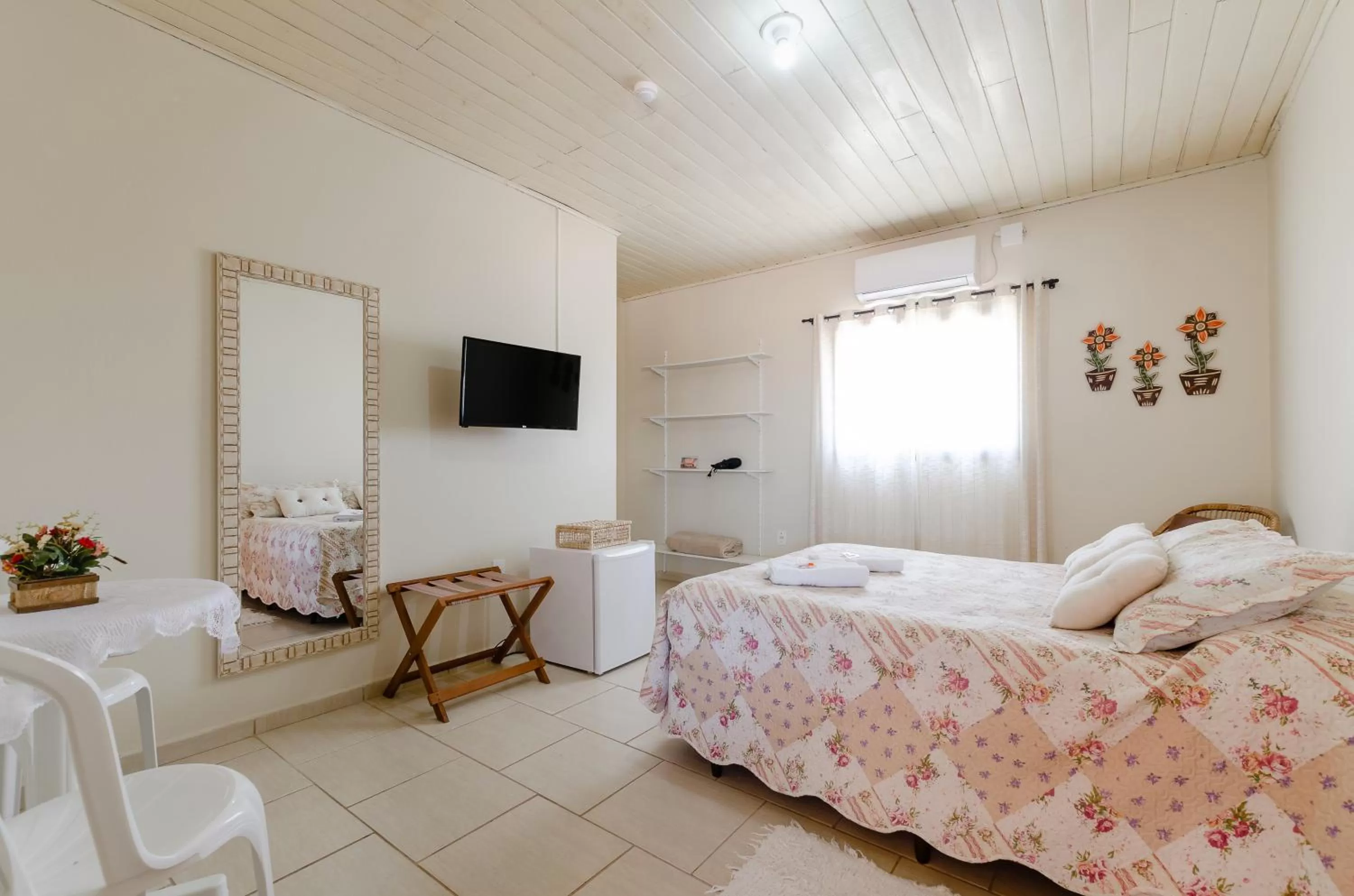 Photo of the whole room, Bed in Pousada Itapeva