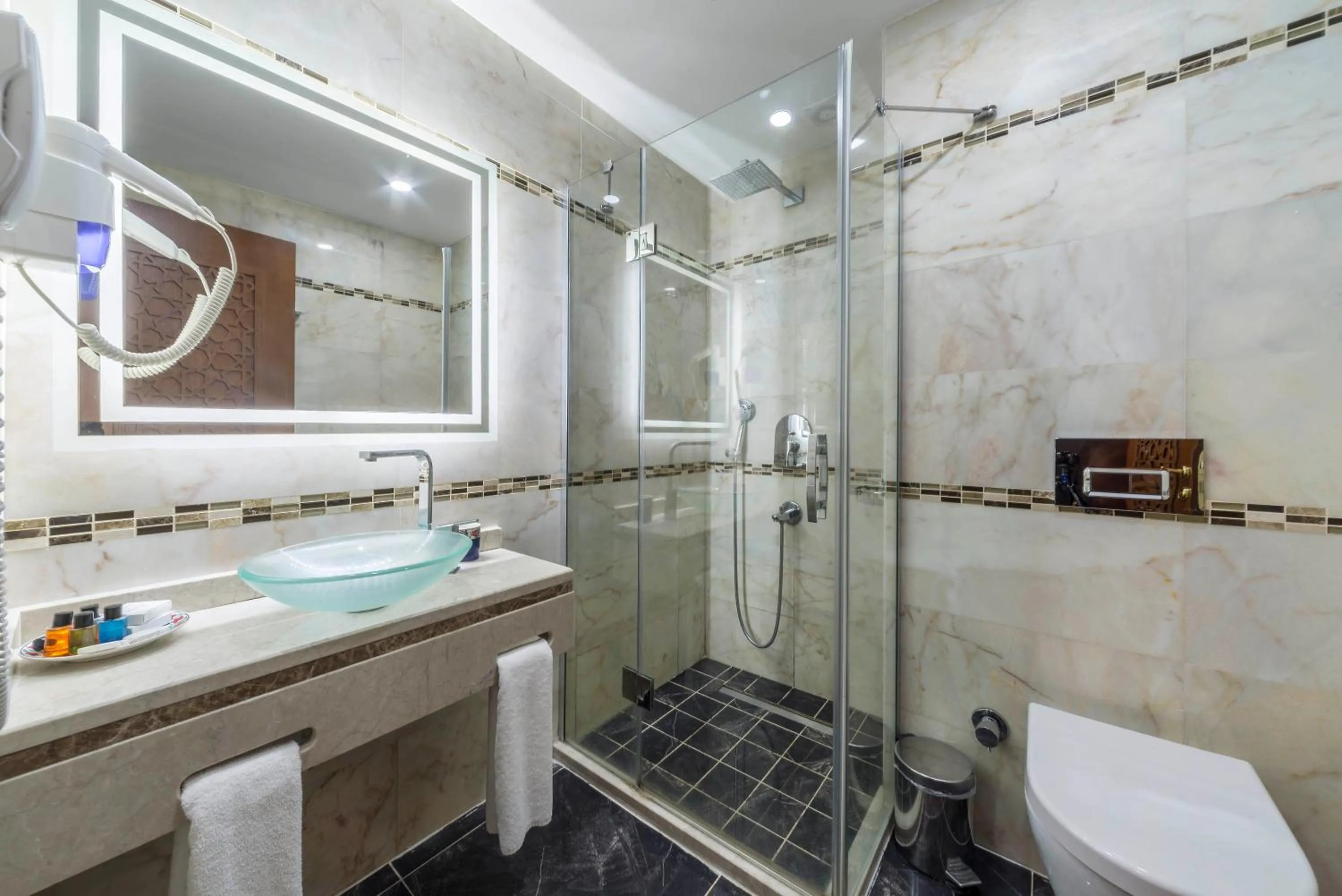 Shower in Lalinn Hotel