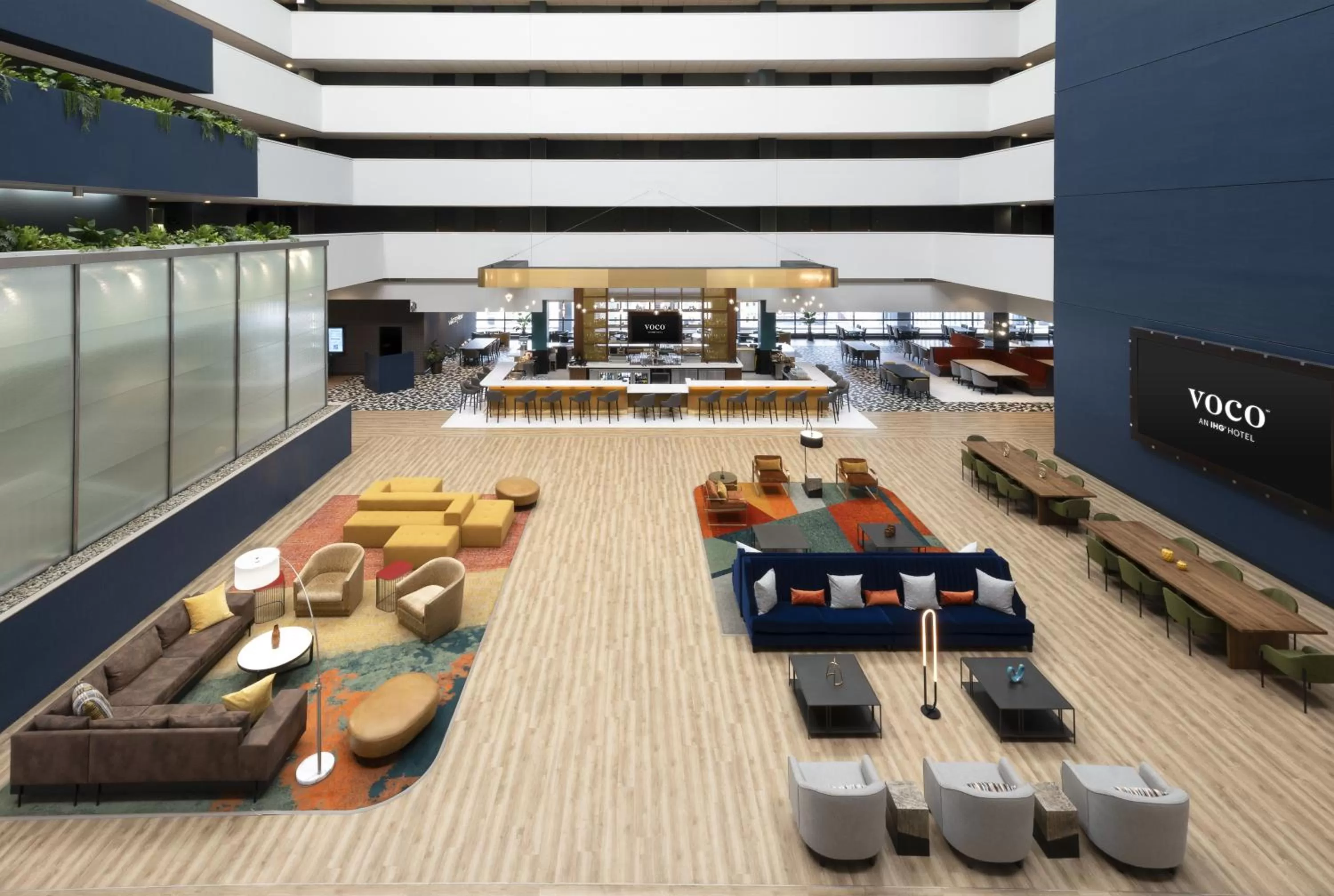 Lounge or bar in voco Chicago Downtown - Riverwalk by IHG