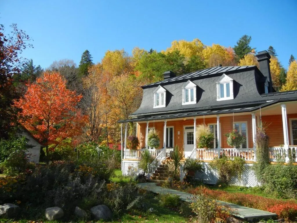 Property building in Auberge du Sault-à-la-Puce