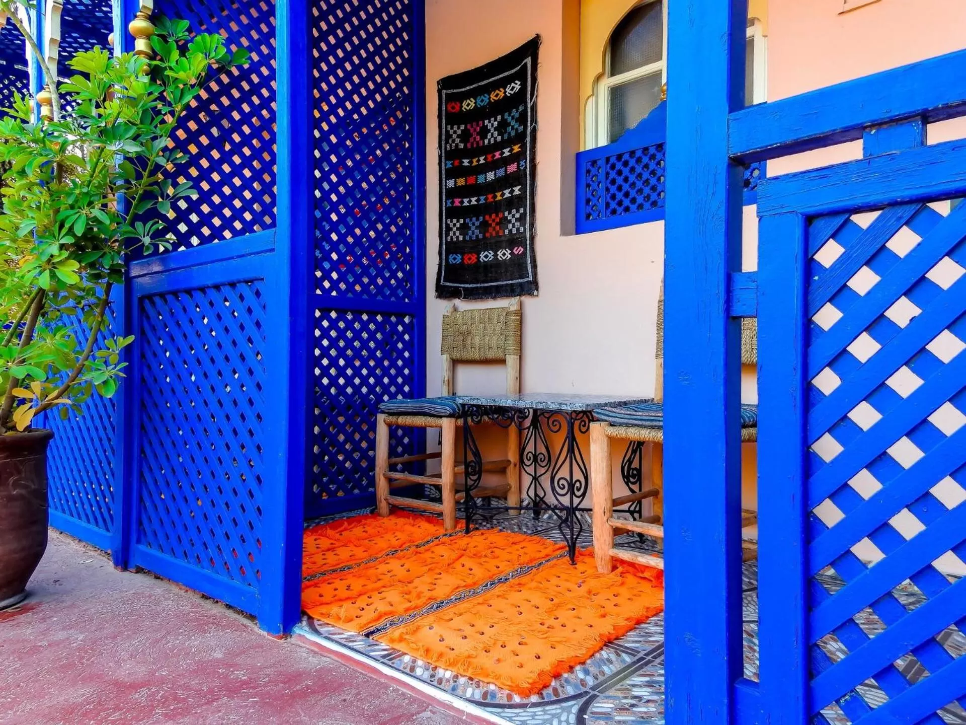 Facade/entrance in Le Bleu House