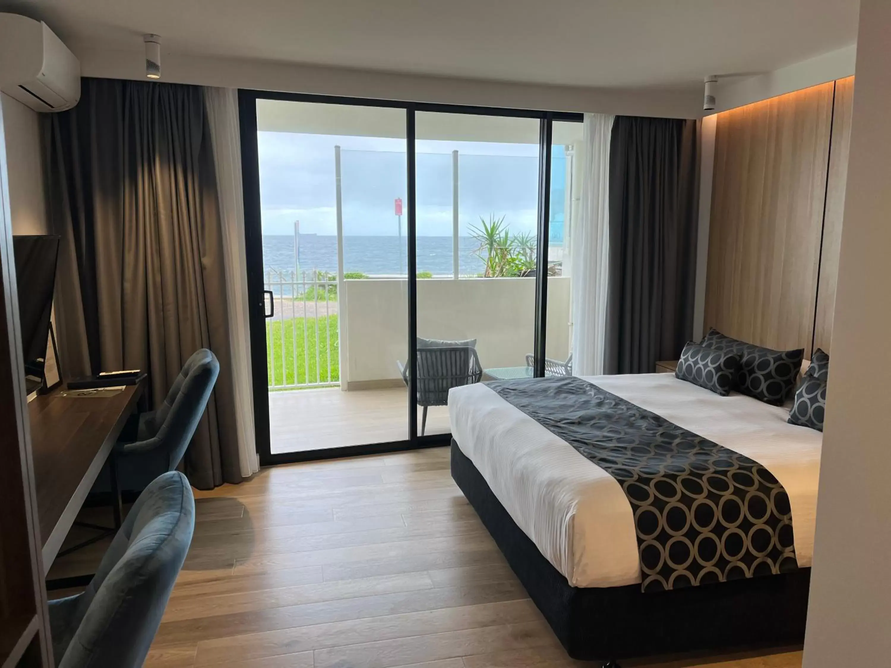 King Room - Beach Level in Ocean Front Motel King Room - Beach Level in Ocean Front Motel