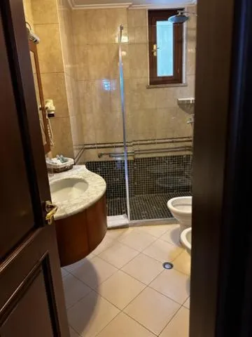 Shower in Dinasty Hotel