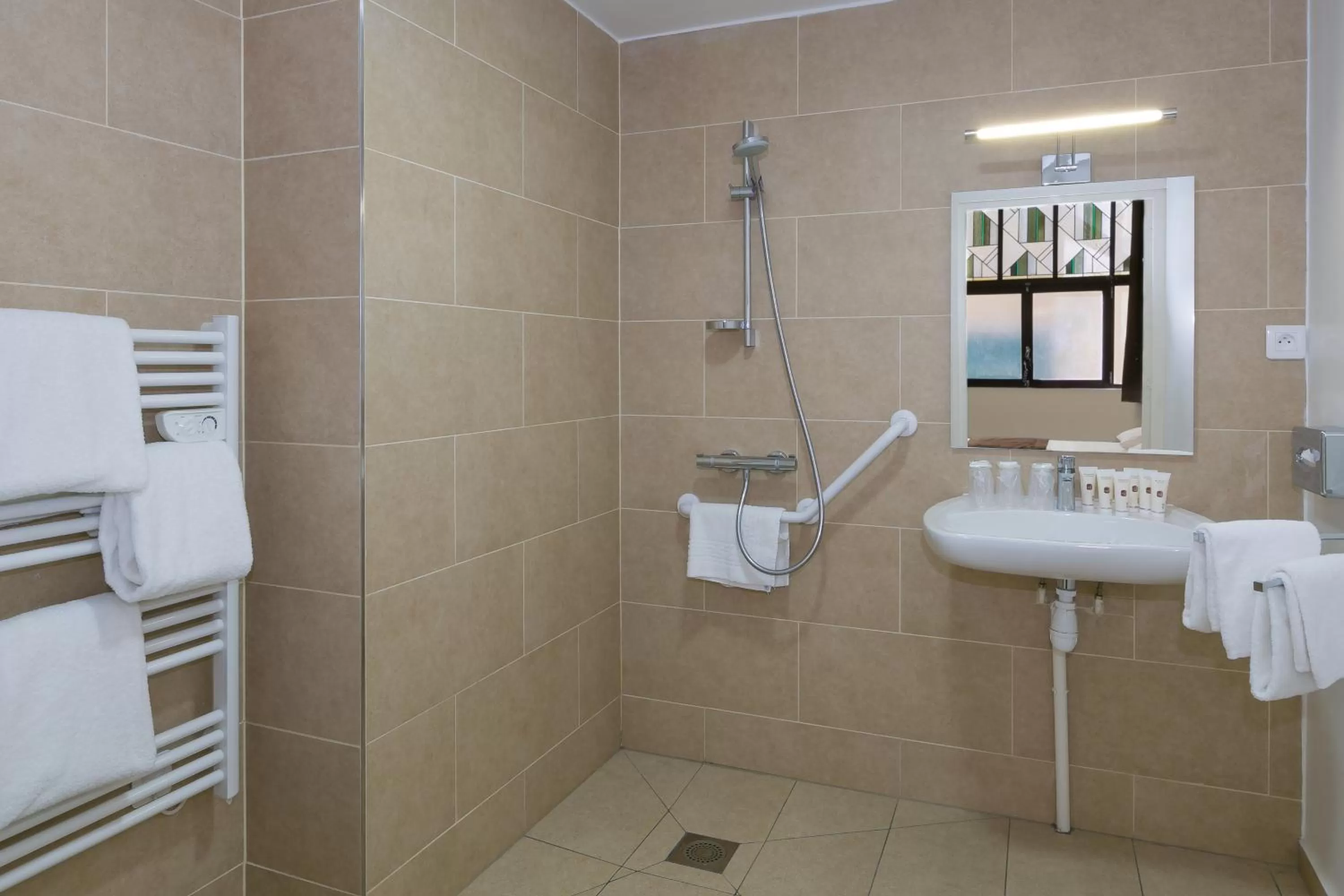 Shower in Hotel Foch Nancy Gare