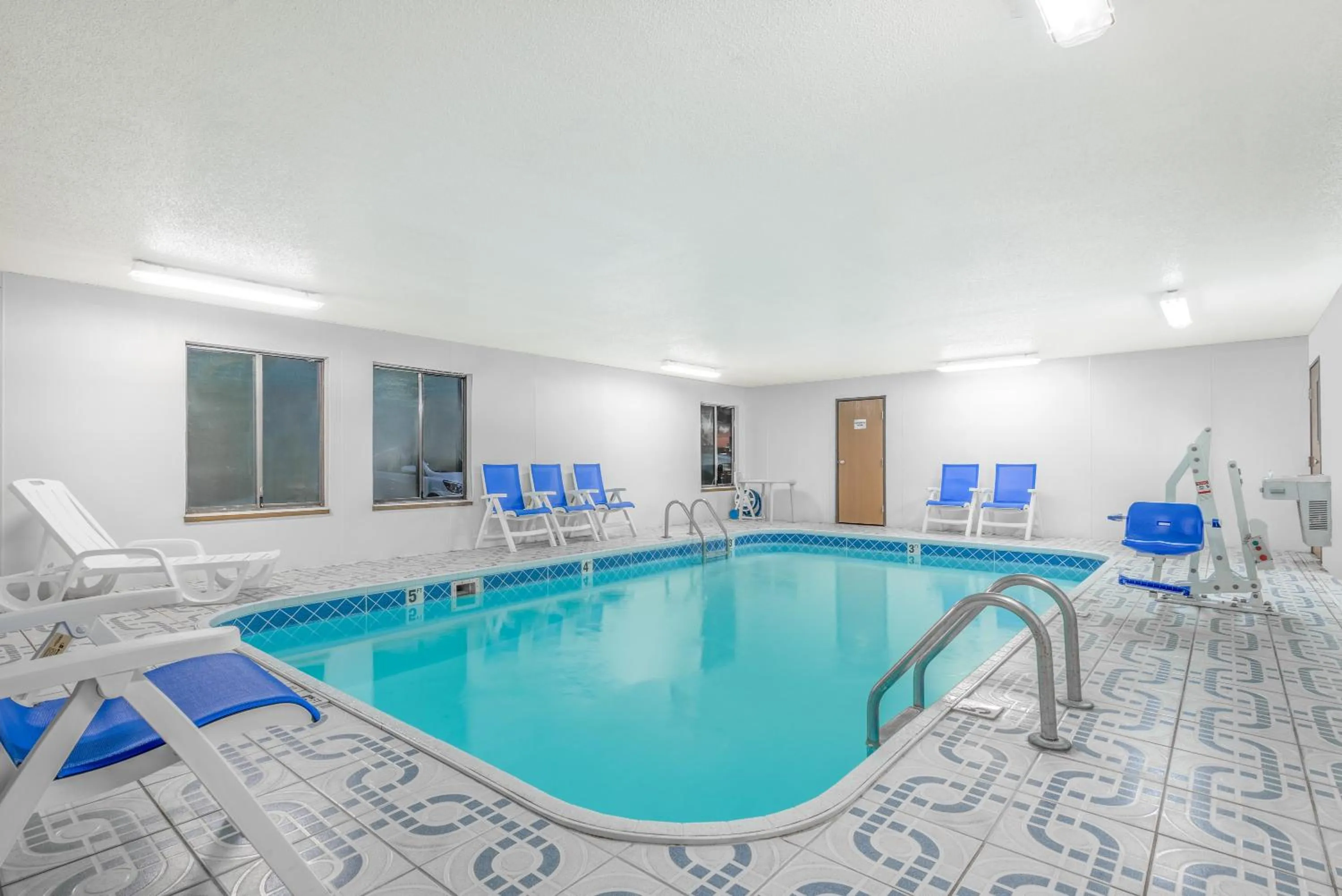 Swimming pool in Super 8 by Wyndham Vincennes