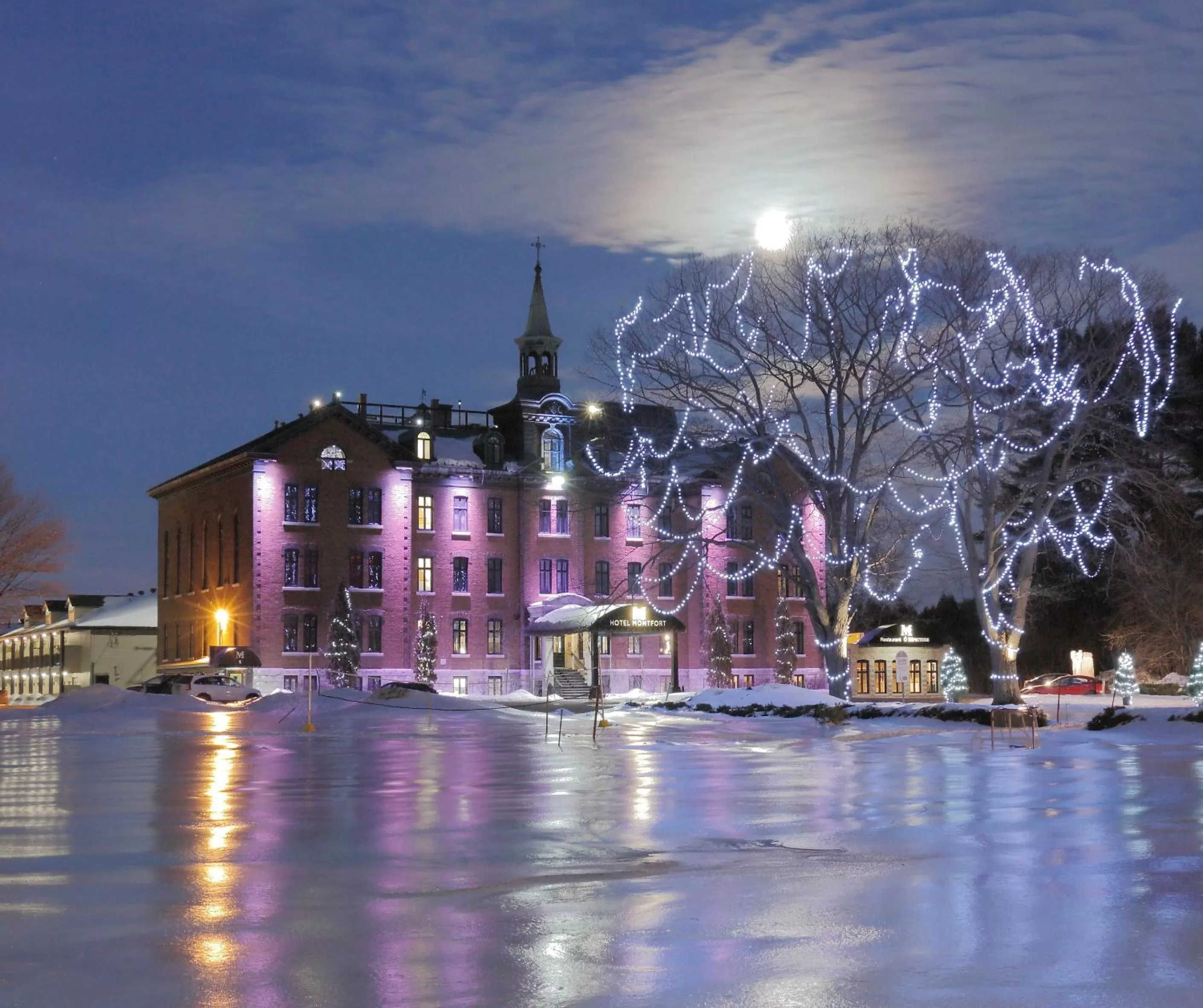 Property building in Hotel Montfort