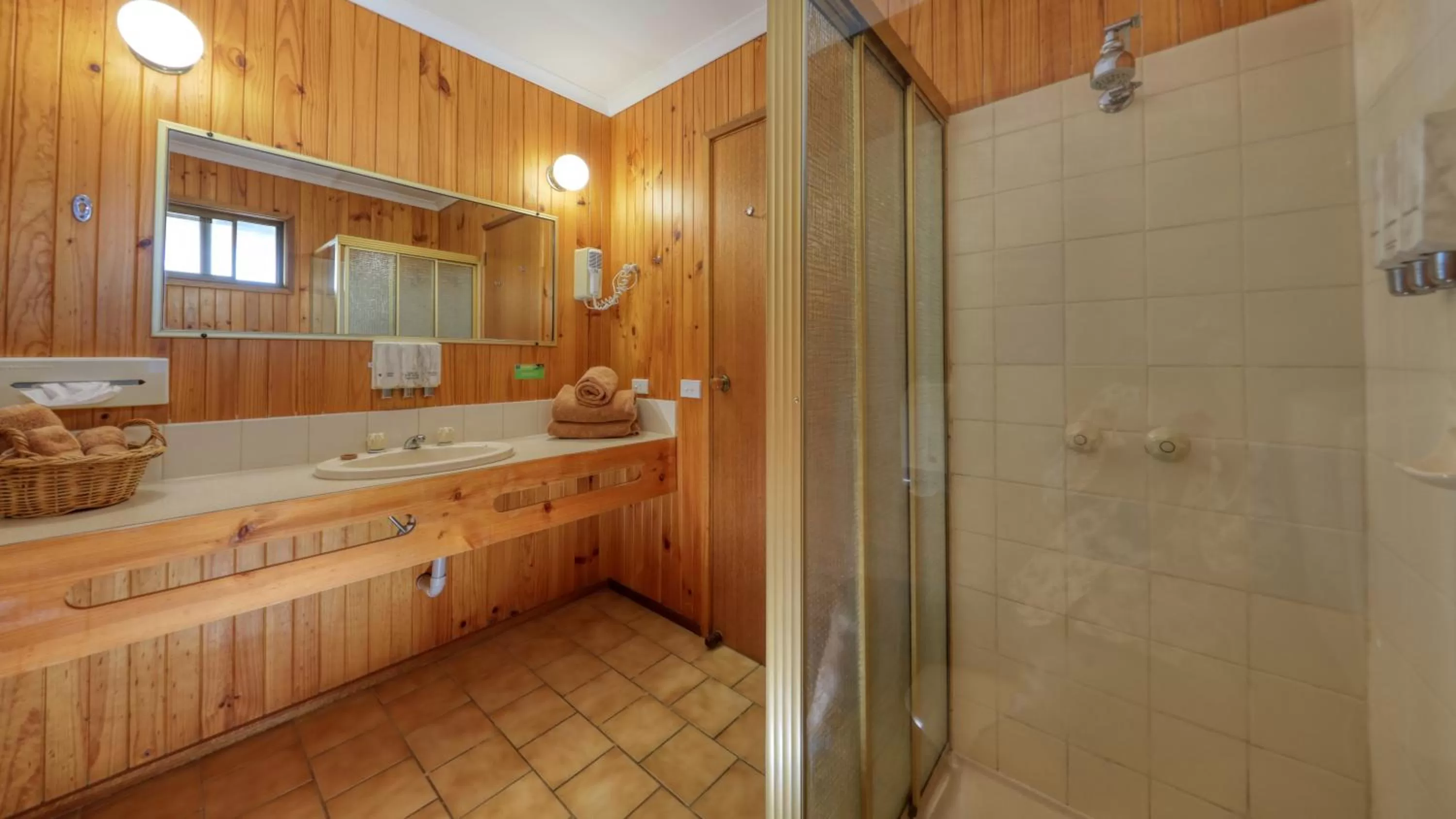 Bathroom in Country Roads Motor Inn