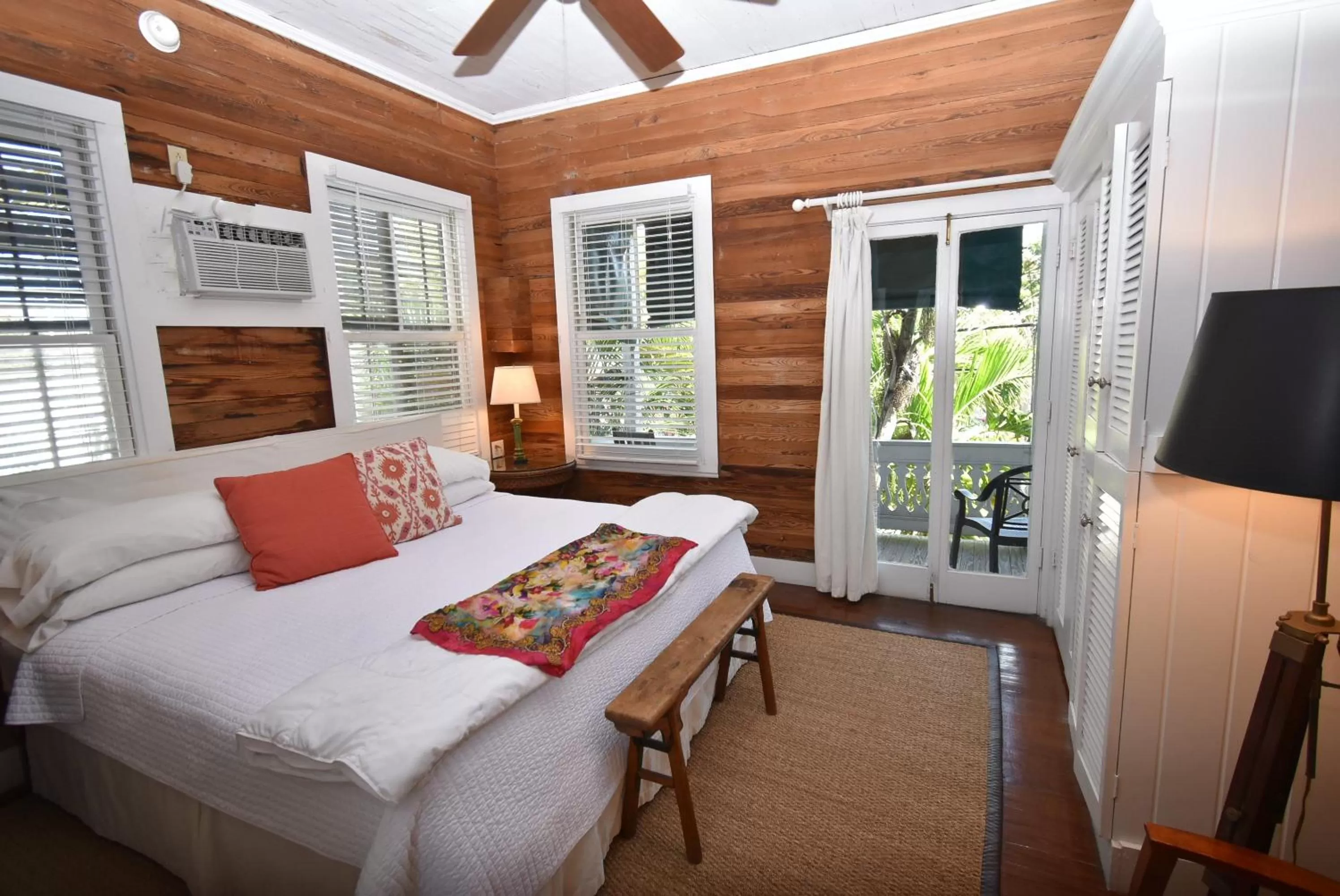 Bed in Simonton Court Historic Inn & Cottages