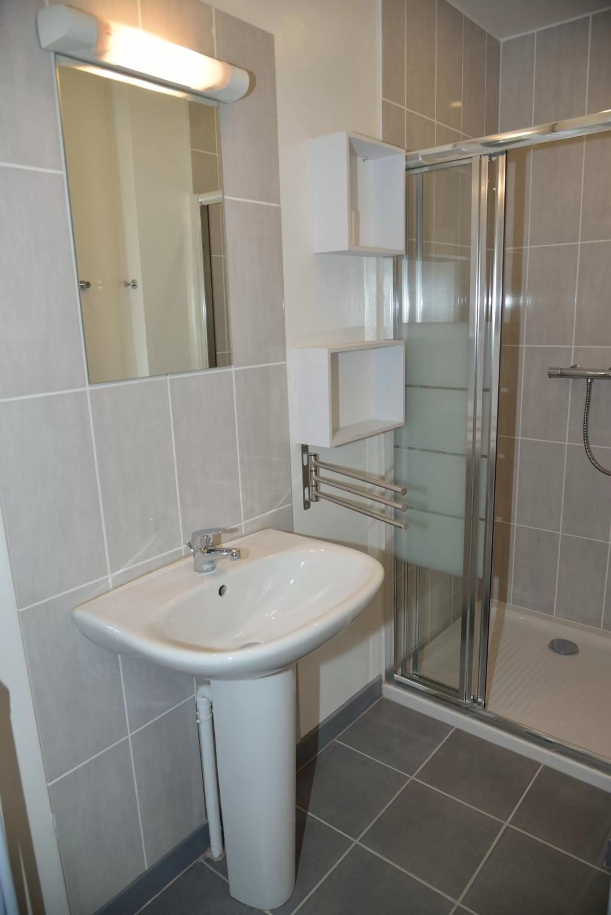 Bathroom in Apparthotel Douai Gare