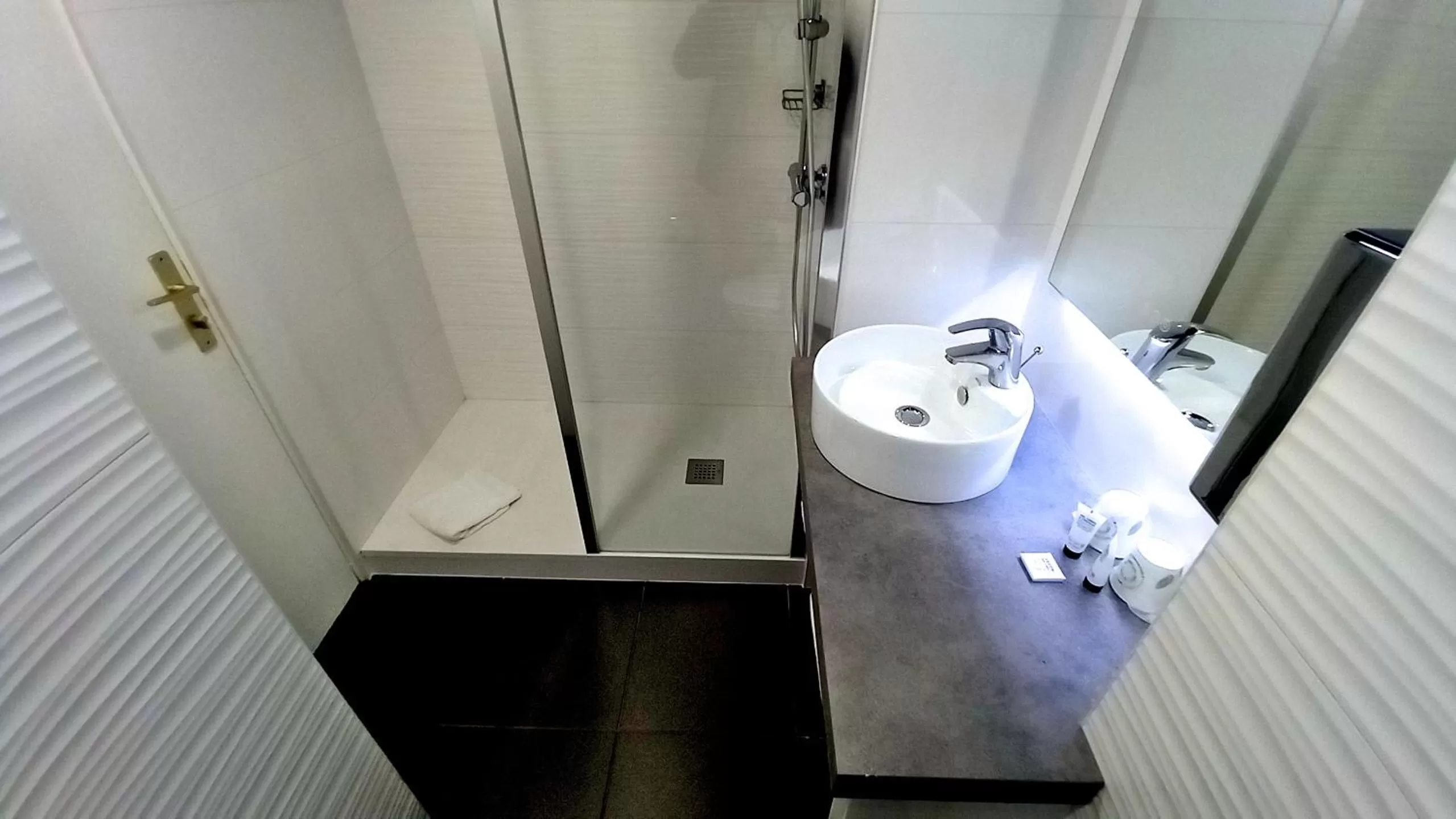 Shower in Best Western Hôtel Royan Océan