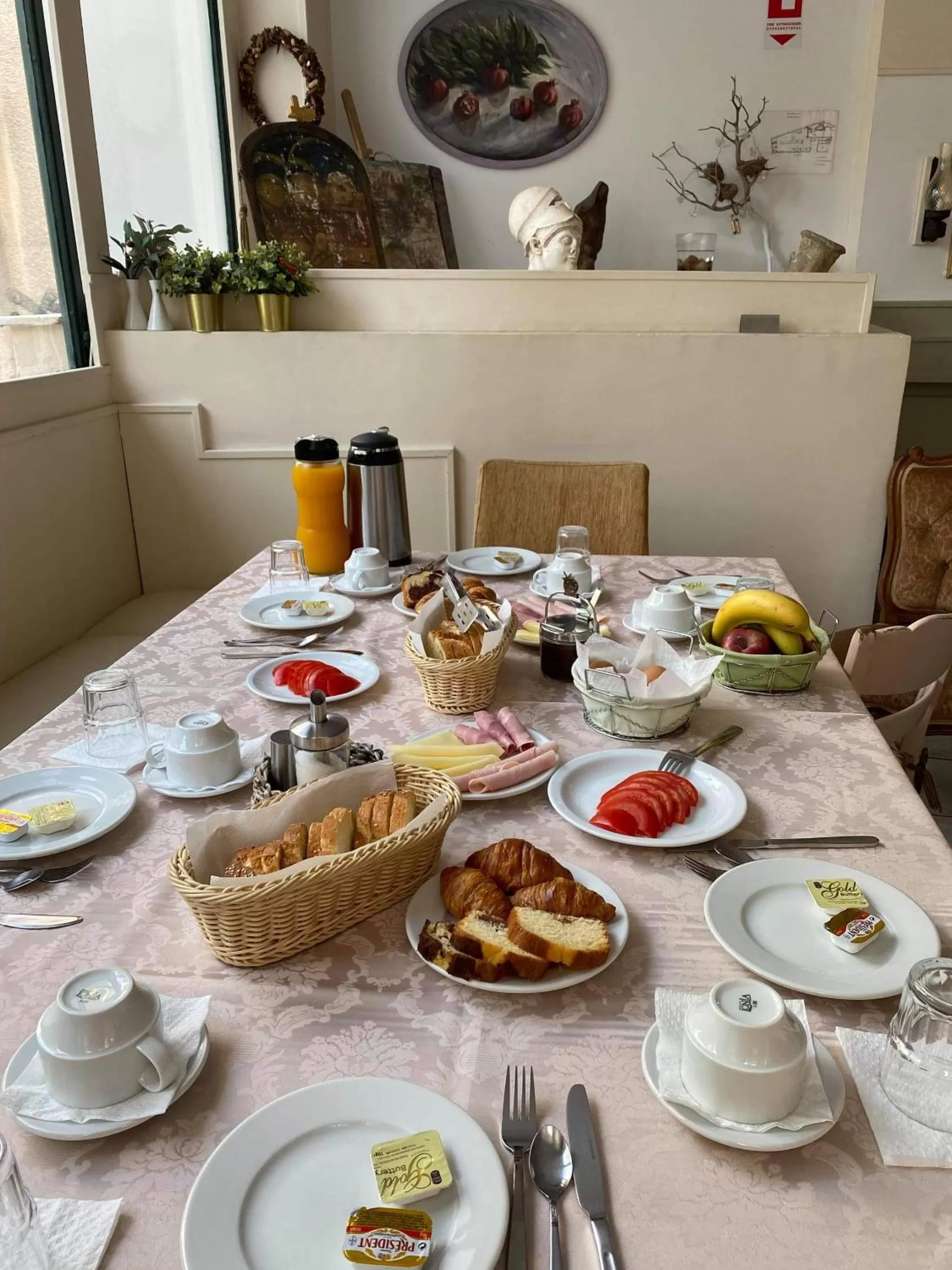 Food and drinks in Adams Hotel