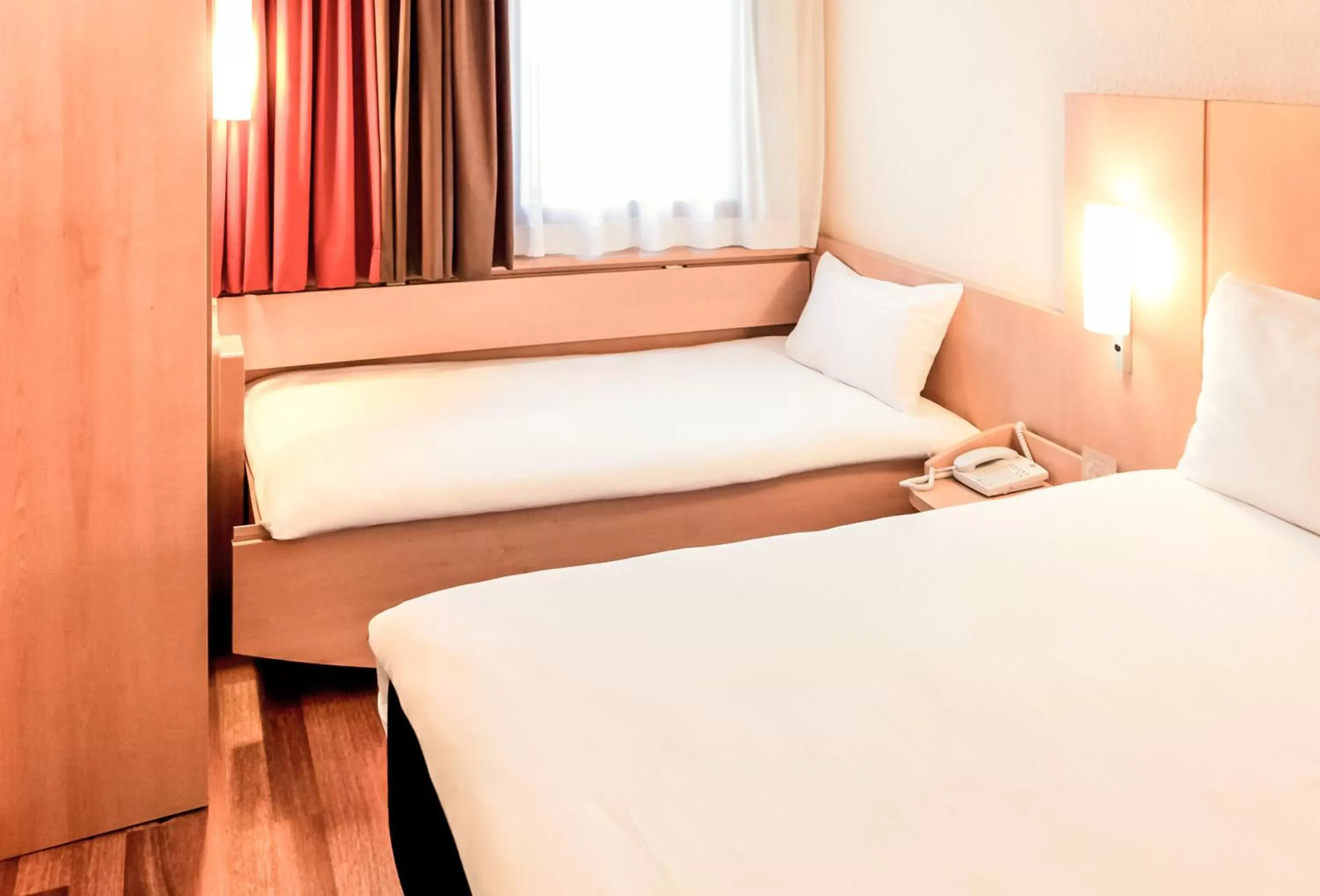 Standard  Room with 1 Double bed and 1 Single bed in B&B HOTEL Le Mans Centre Cathédrale Standard  Room with 1 Double bed and 1 Single bed in B&B HOTEL Le Mans Centre Cathédrale