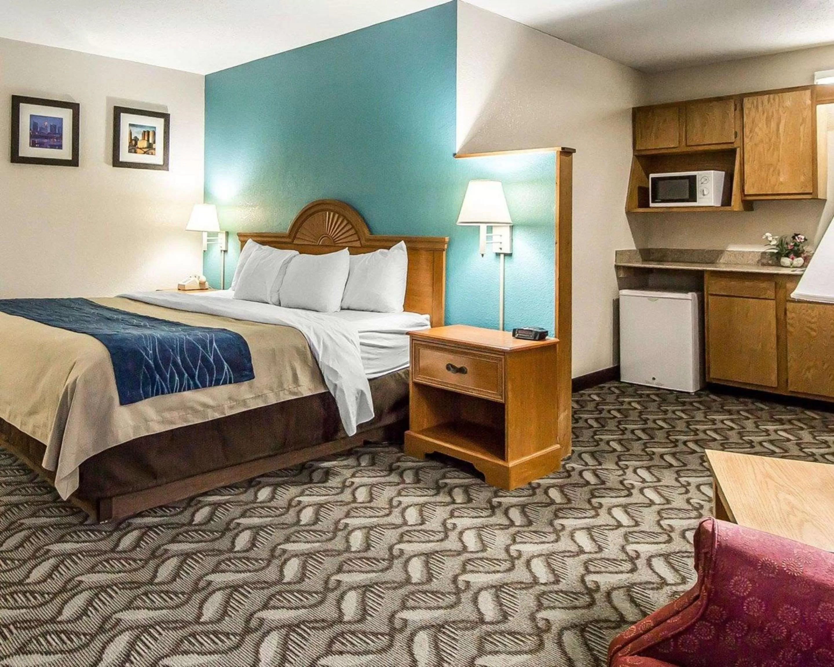 Photo of the whole room, Bed in Quality Inn & Suites Circleville