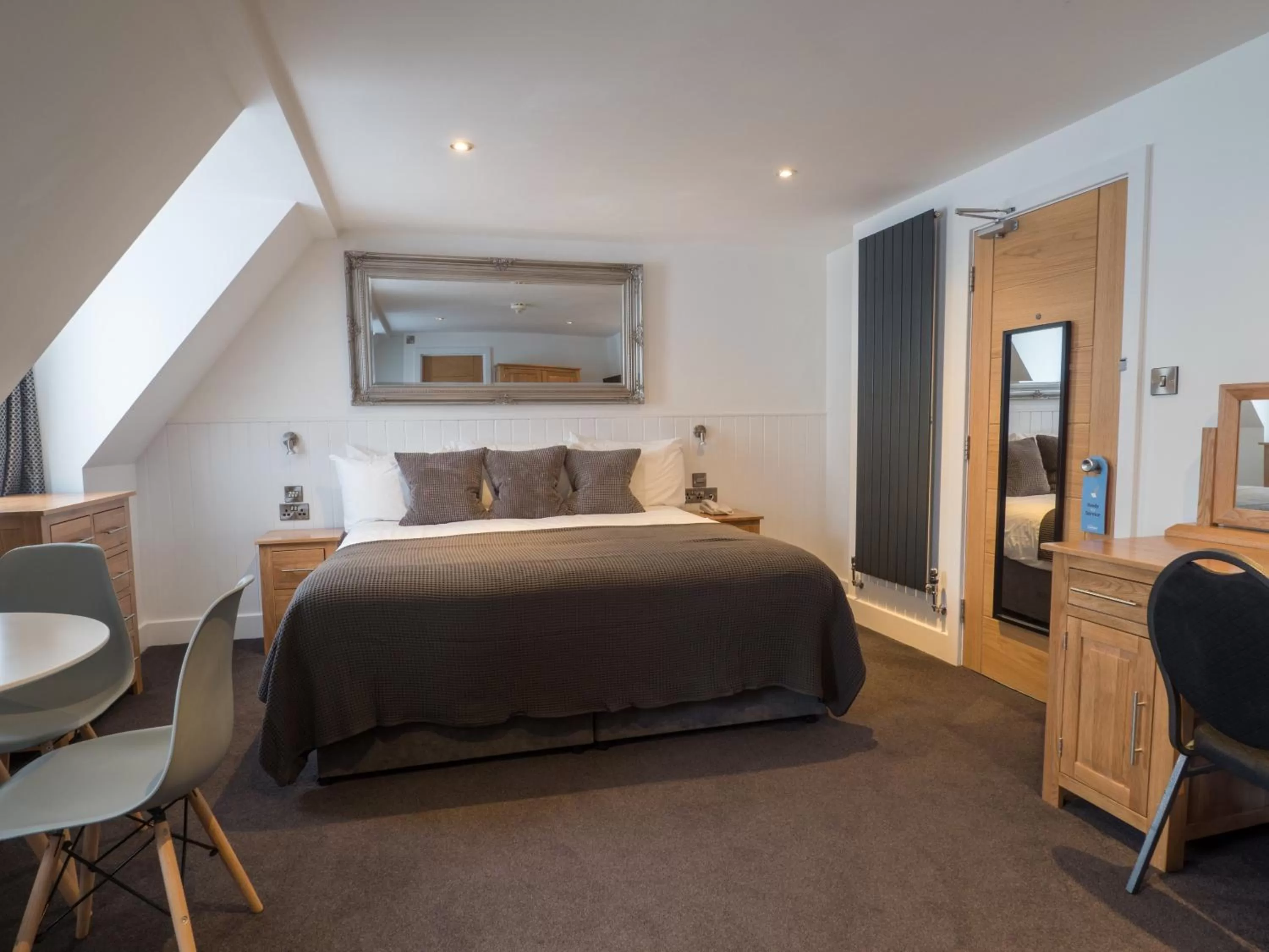 Photo of the whole room, Bed in Carlton Hotel